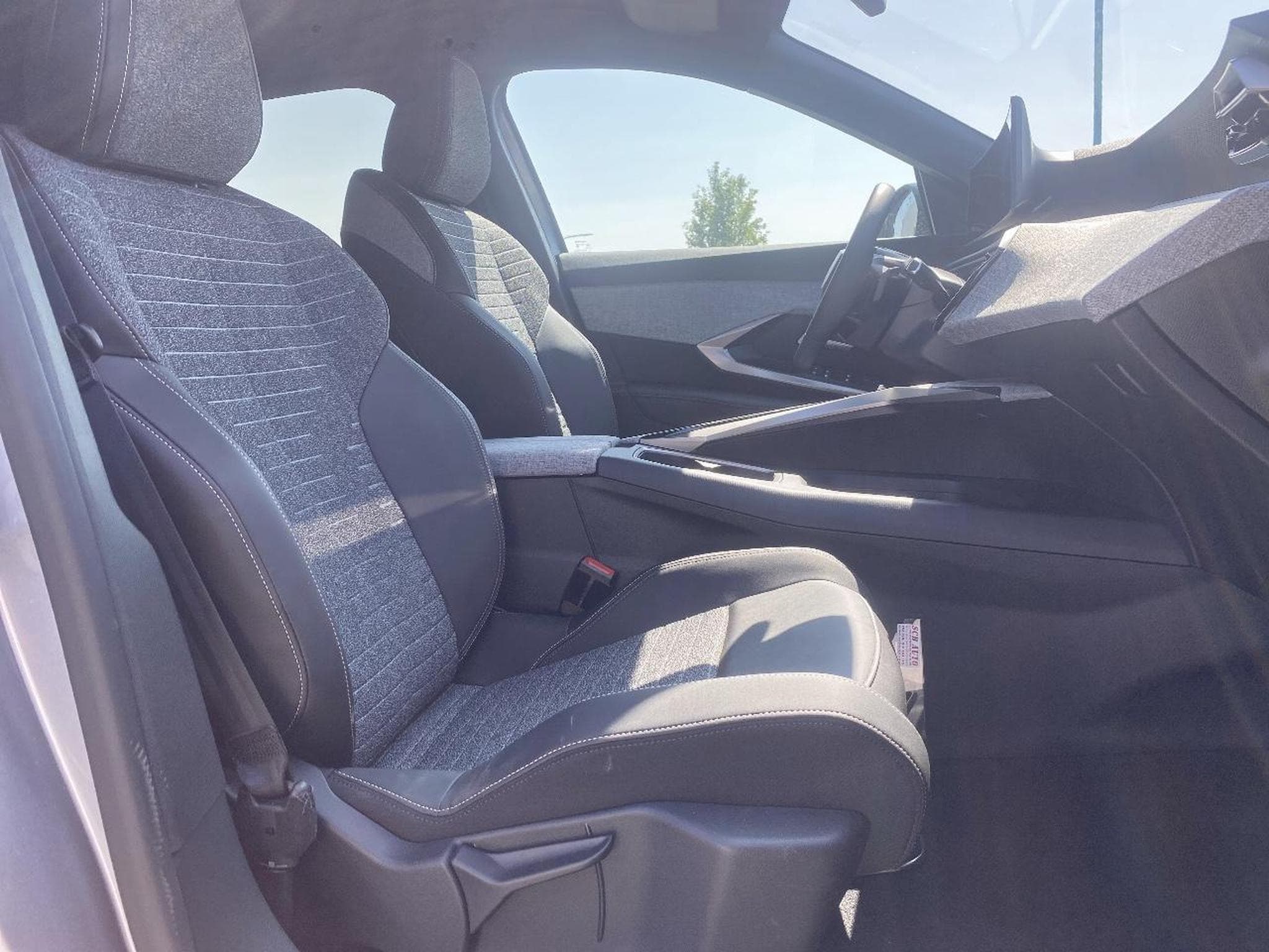 Peugeot 3008 1.2 HYBRID 145 ALLURE BUSINESS E-DCS6 (2025) - Photo 11