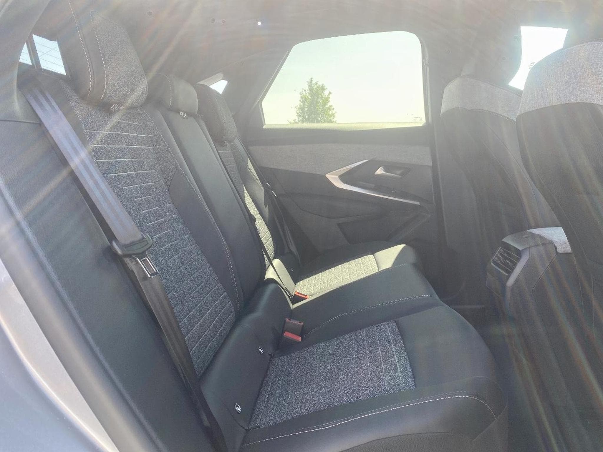 Peugeot 3008 1.2 HYBRID 145 ALLURE BUSINESS E-DCS6 (2025) - Photo 13