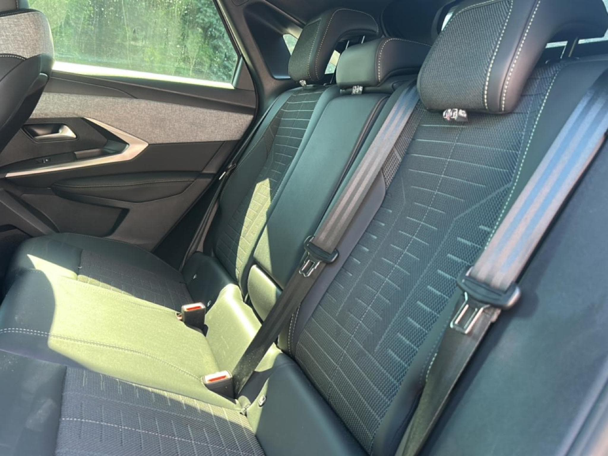 Peugeot 3008 1.2 HYBRID 145 GT E-DCS6 (2025) - Photo 12