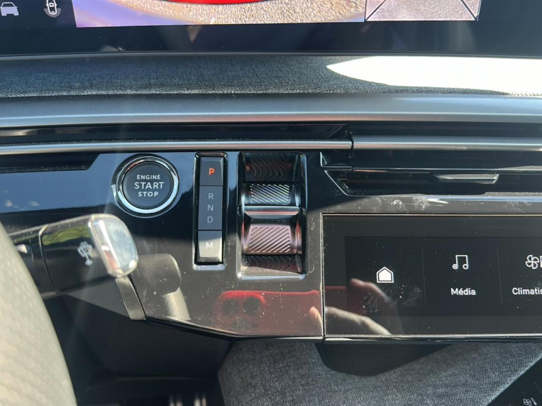 Peugeot 3008 1.2 HYBRID 145 GT E-DCS6 (2025) - Photo 15