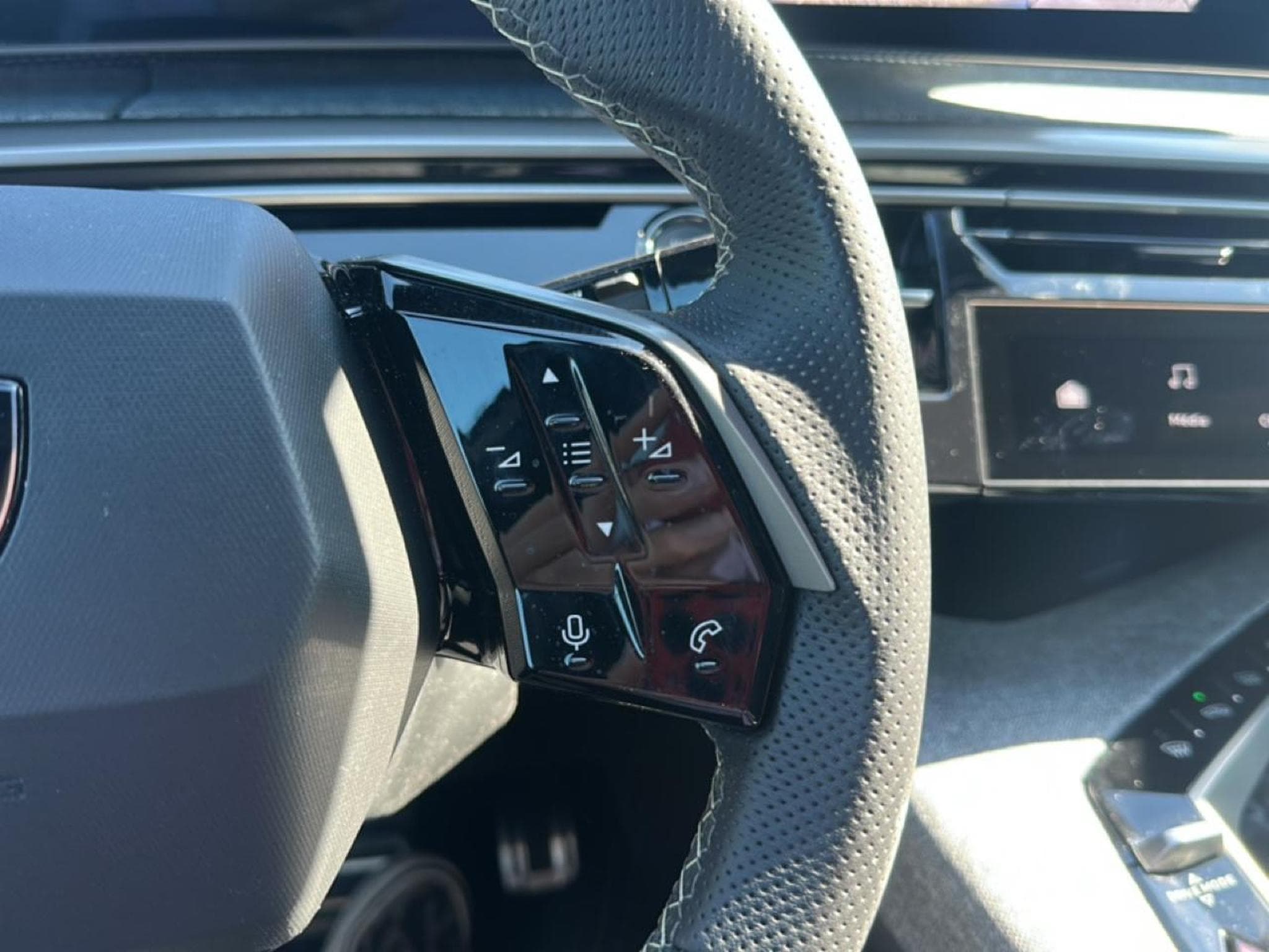 Peugeot 3008 1.2 HYBRID 145 GT E-DCS6 (2025) - Photo 17