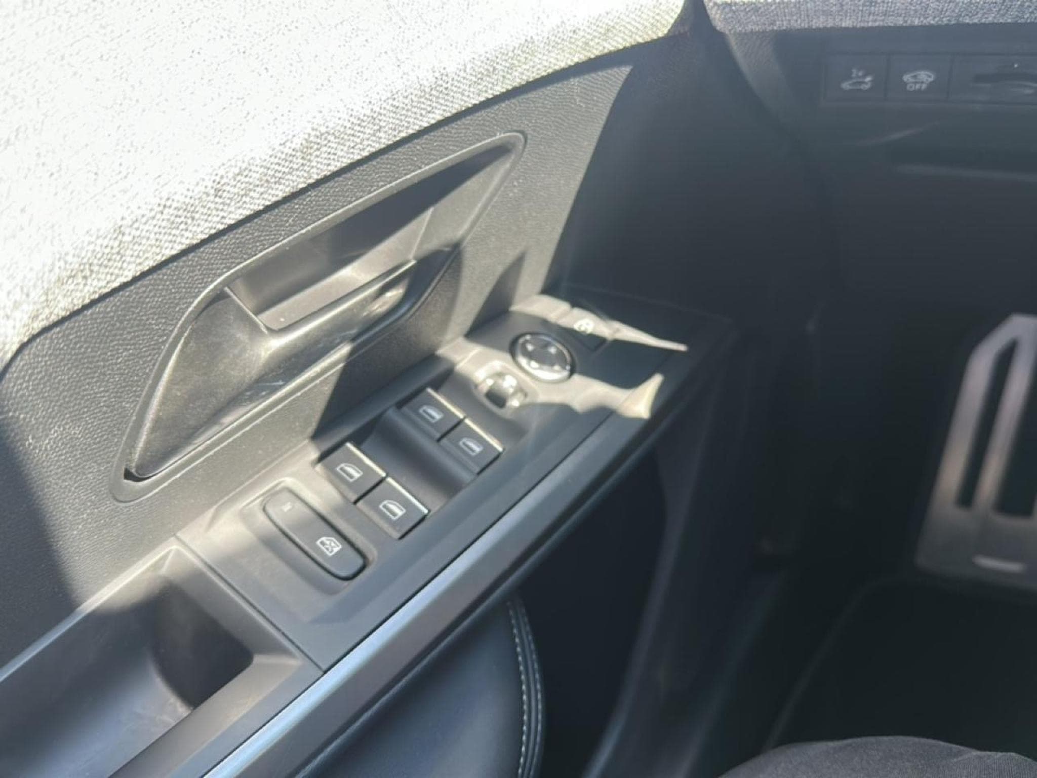Peugeot 3008 1.2 HYBRID 145 GT E-DCS6 (2025) - Photo 19