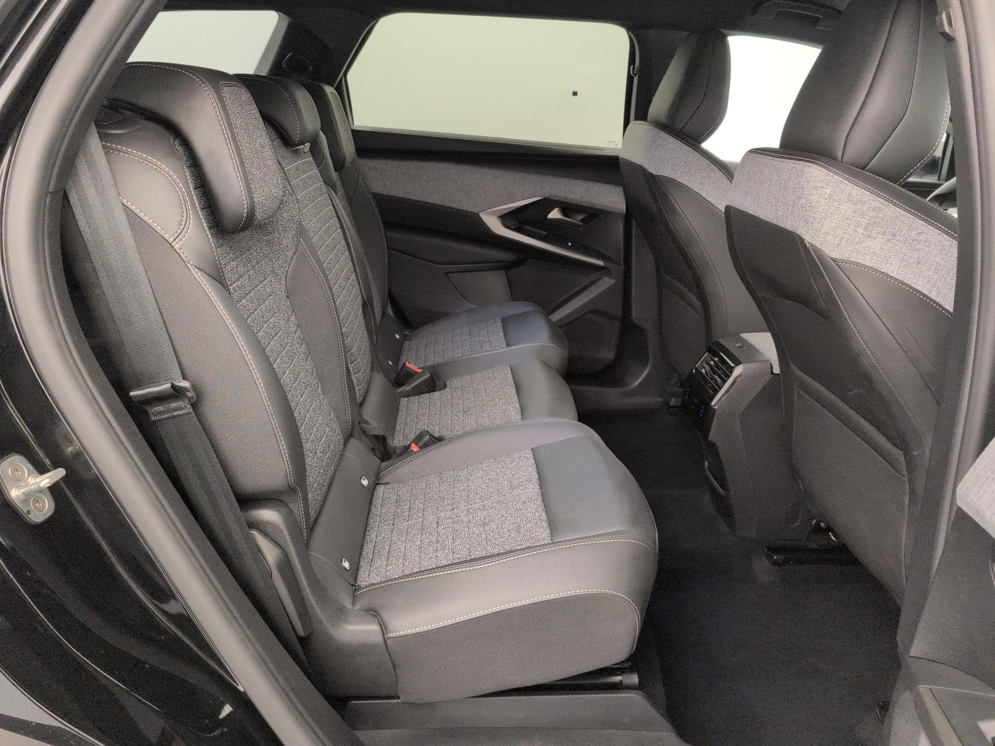Peugeot 5008 HYBRID 145 CH E-DCS6 ALLURE (2025) - Photo 10