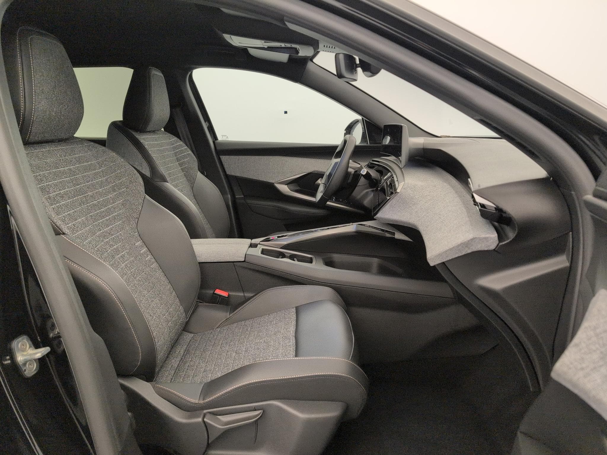 Peugeot 5008 HYBRID 145 CH E-DCS6 ALLURE (2025) - Photo 9