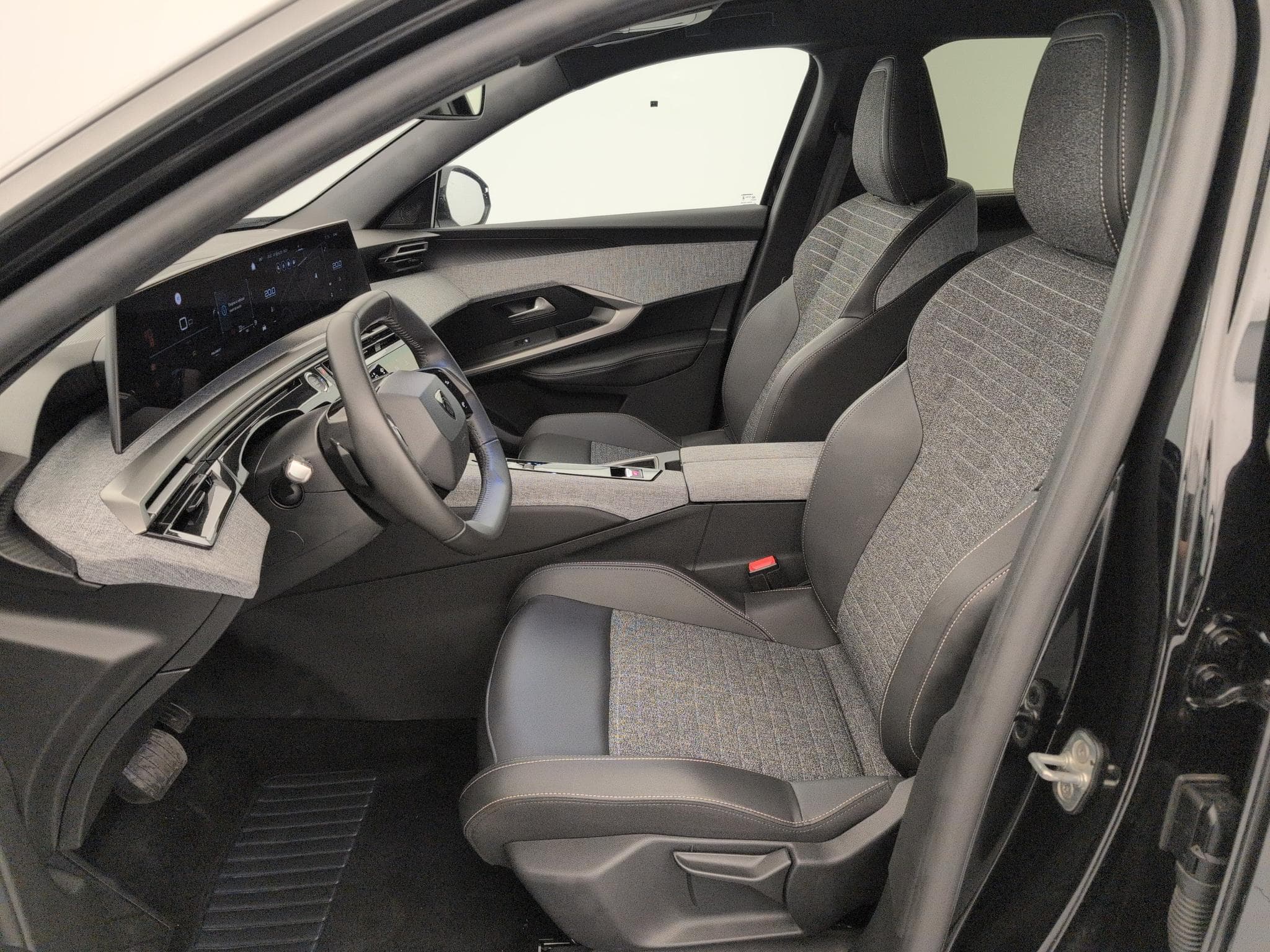 Peugeot 5008 HYBRID 145 CH E-DCS6 ALLURE (2025) - Photo 16