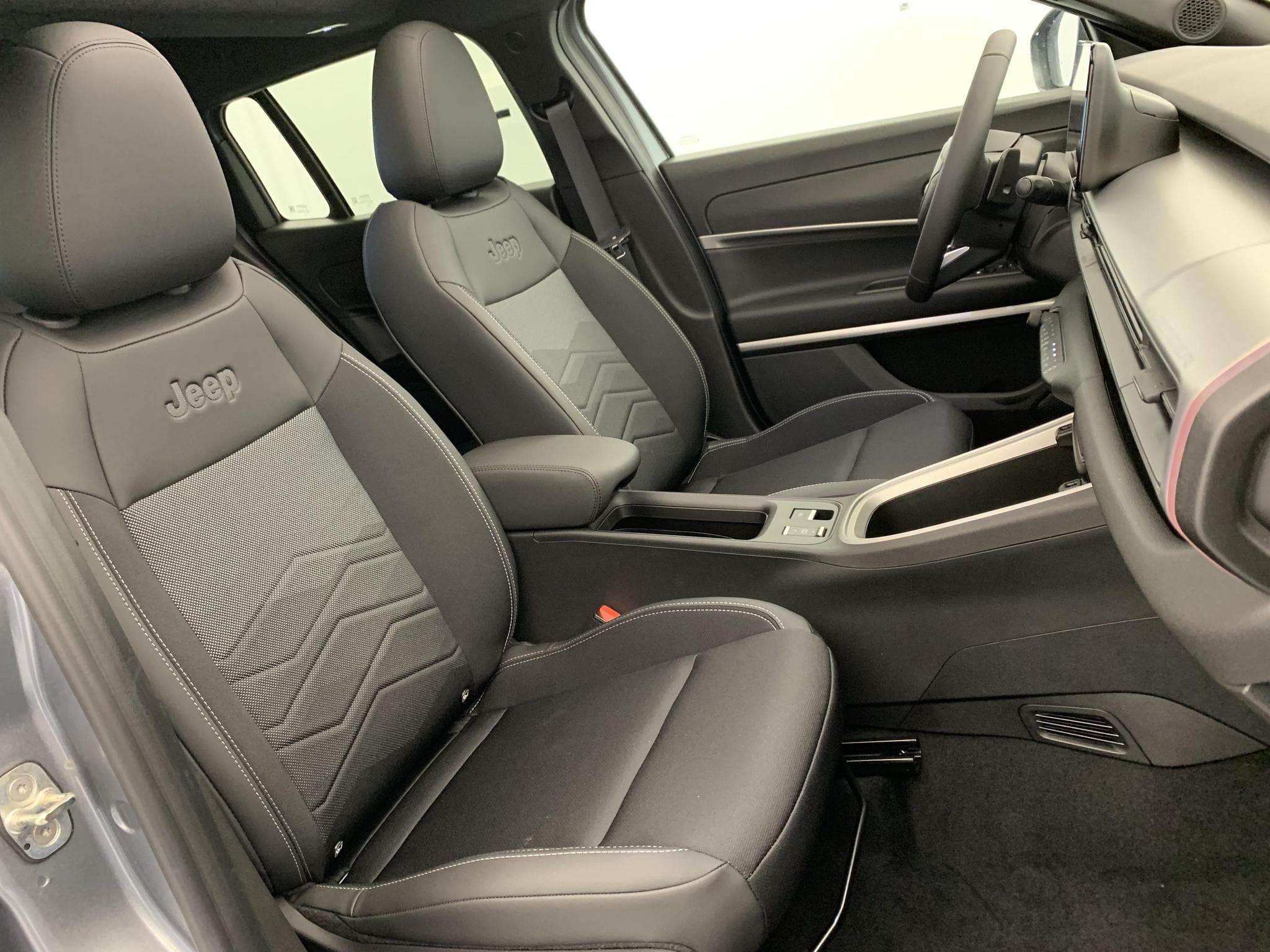 Jeep Avenger 1.2 Turbo T3 110 ch e-Hybrid BVR6 Summit (2026) - Foto 9