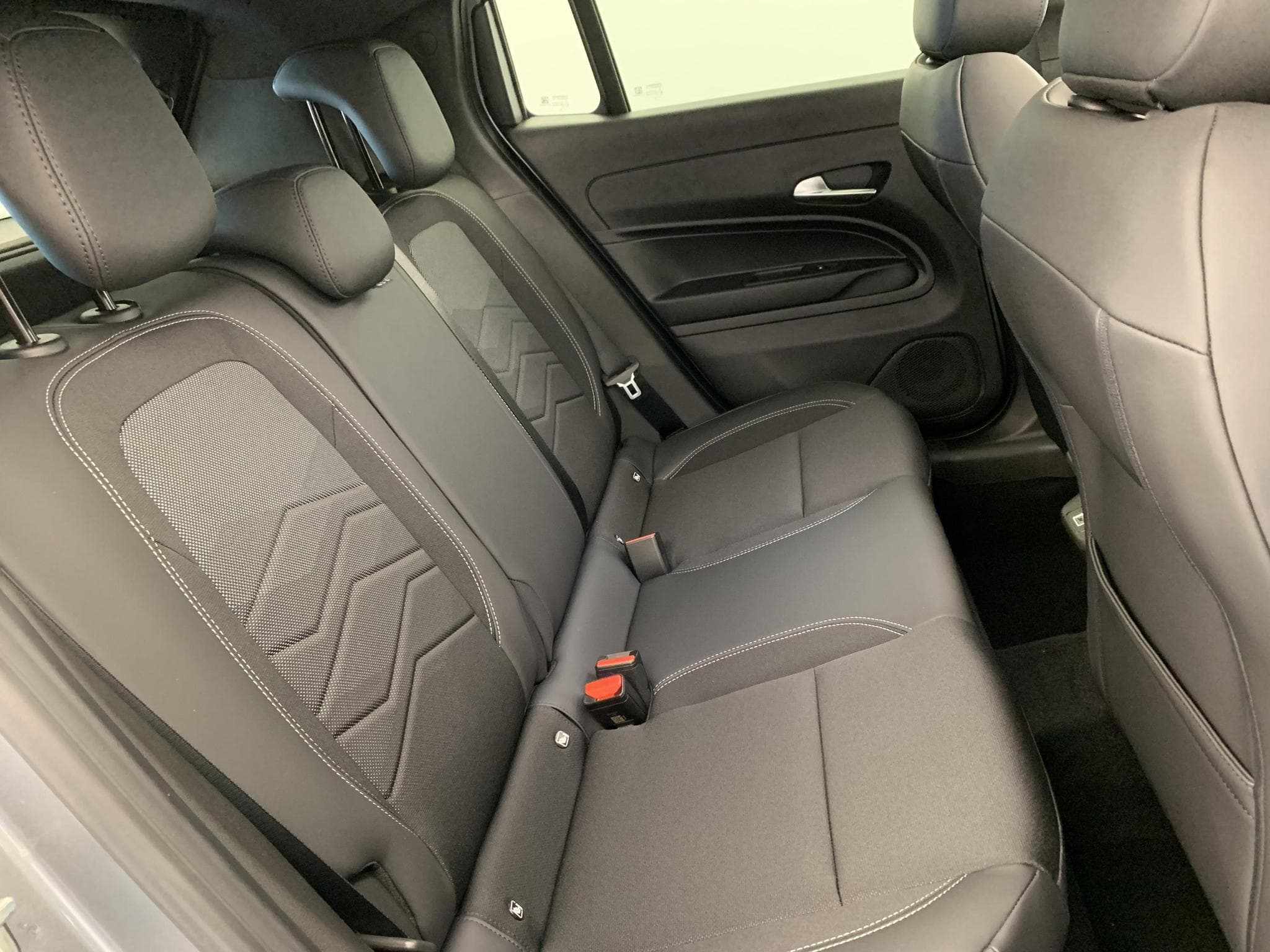 Jeep Avenger 1.2 Turbo T3 110 ch e-Hybrid BVR6 Summit (2026) - Foto 10