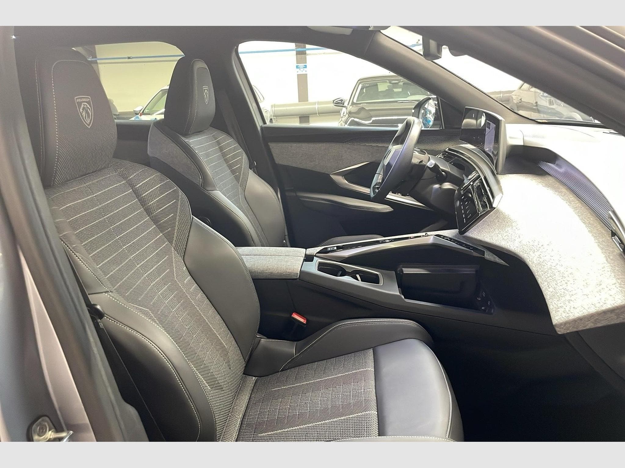 Peugeot 3008 Hybrid 145 e-DCS6 GT (2025) - Foto 9