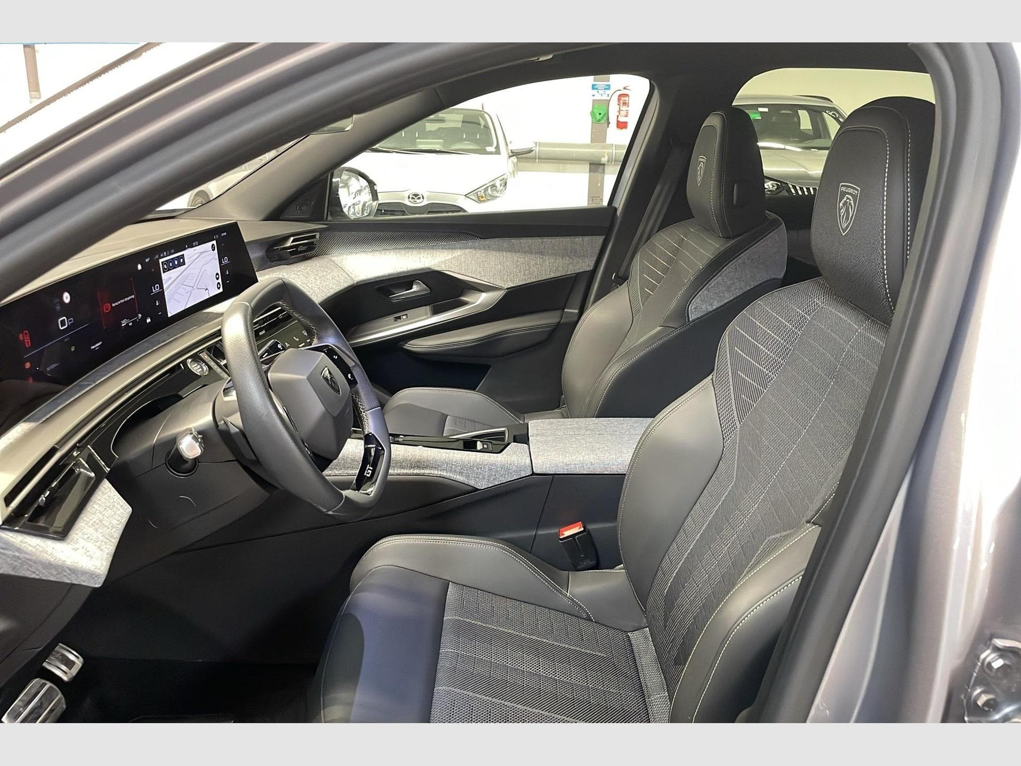 Peugeot 3008 Hybrid 145 e-DCS6 GT (2025) - Foto 17