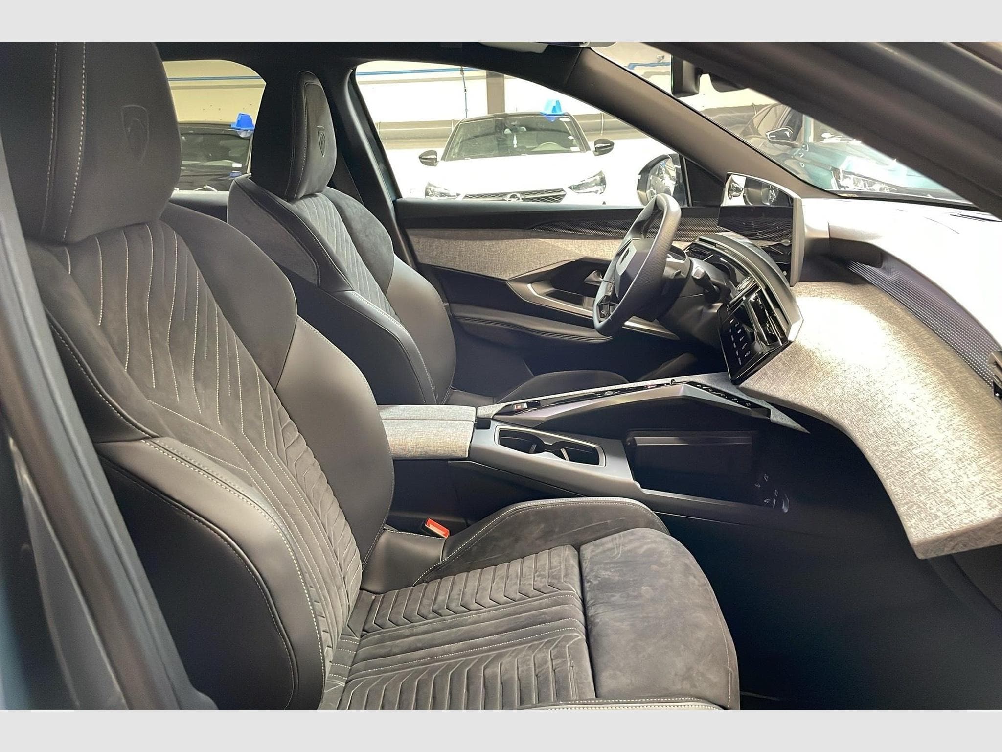 Peugeot 3008 Hybrid 145 e-DCS6 GT (2025) - Foto 9