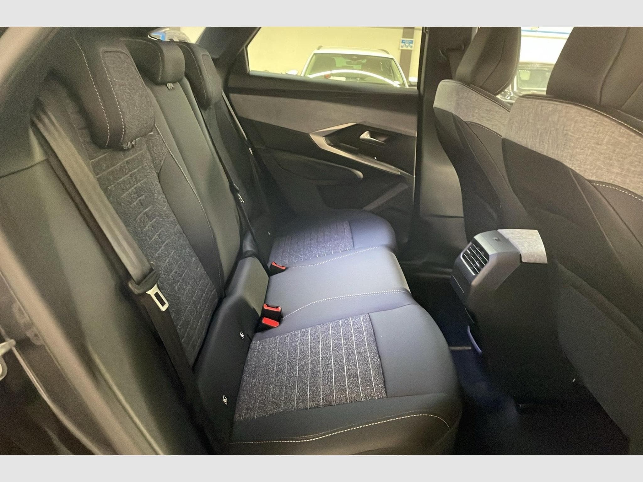 Peugeot 3008 Hybrid 145 e-DCS6 Allure (2025) - Foto 10