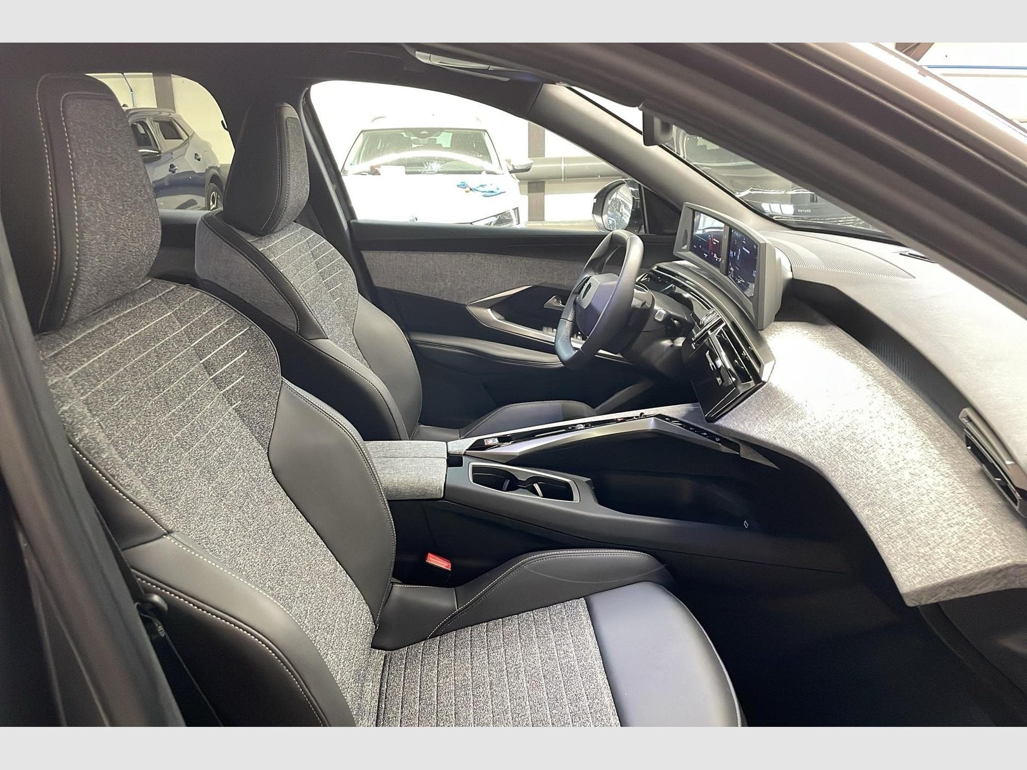 Peugeot 3008 Hybrid 145 e-DCS6 Allure (2025) - Foto 9