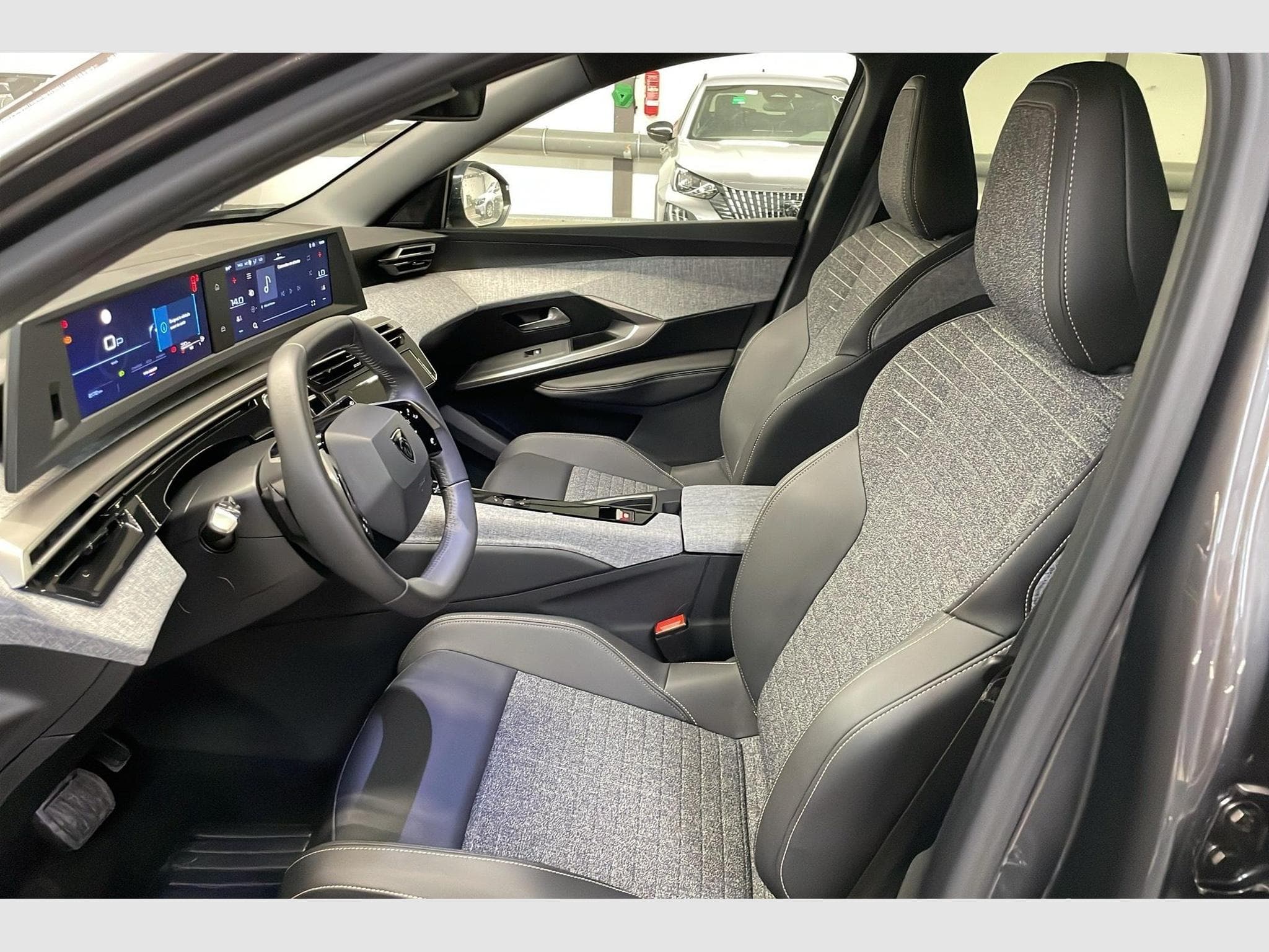 Peugeot 3008 Hybrid 145 e-DCS6 Allure (2025) - Foto 16