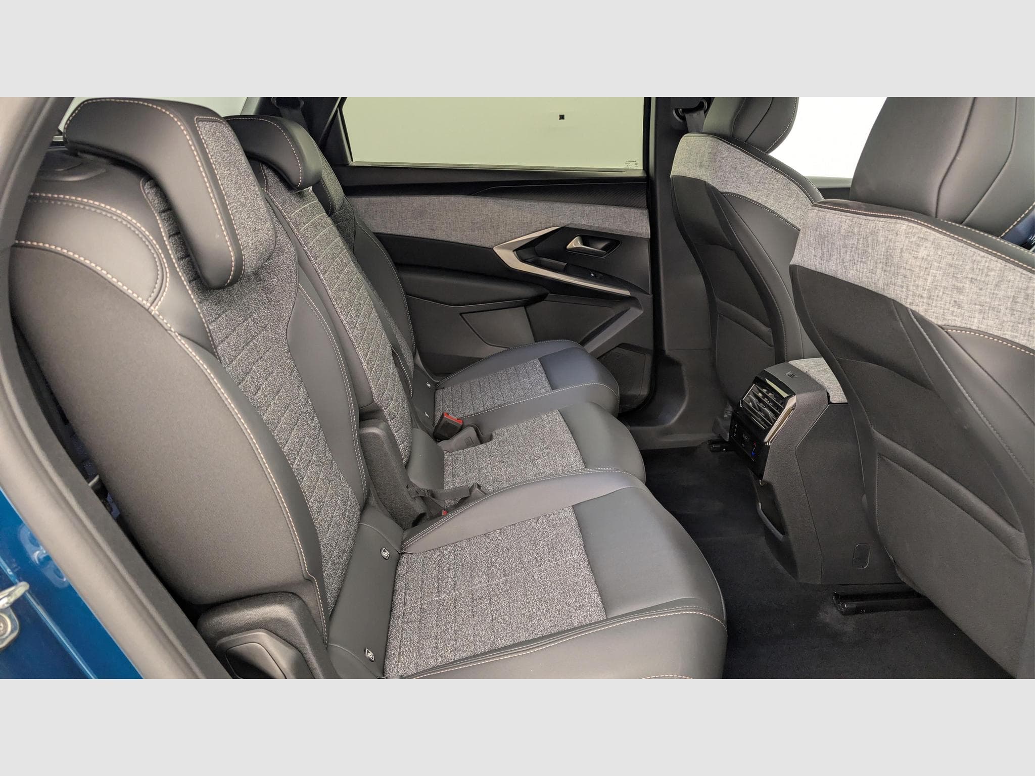 Peugeot 5008 HYBRID 145 CH E-DCS6 ALLURE (2025) - Photo 10
