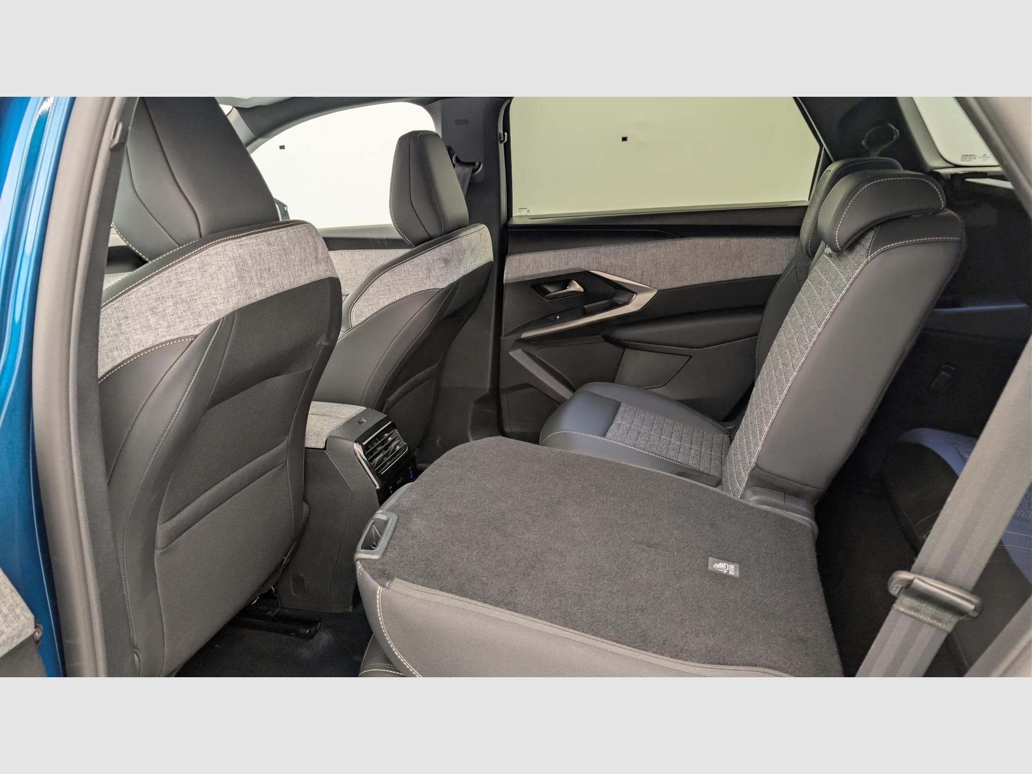 Peugeot 5008 HYBRID 145 CH E-DCS6 ALLURE (2025) - Photo 12