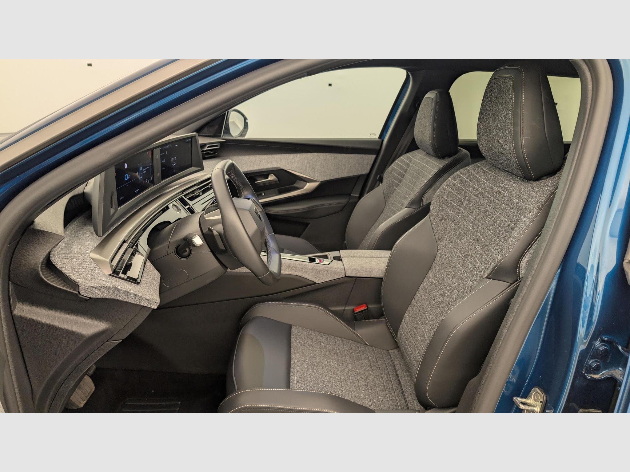 Peugeot 5008 HYBRID 145 CH E-DCS6 ALLURE (2025) - Photo 16