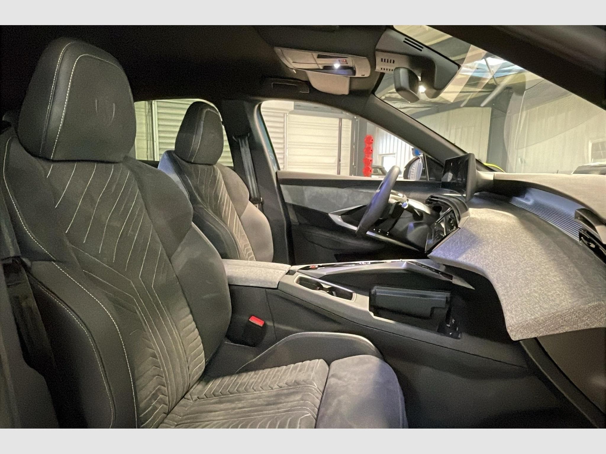 Peugeot 3008 Hybrid 145 e-DCS6 GT (2025) - Foto 9