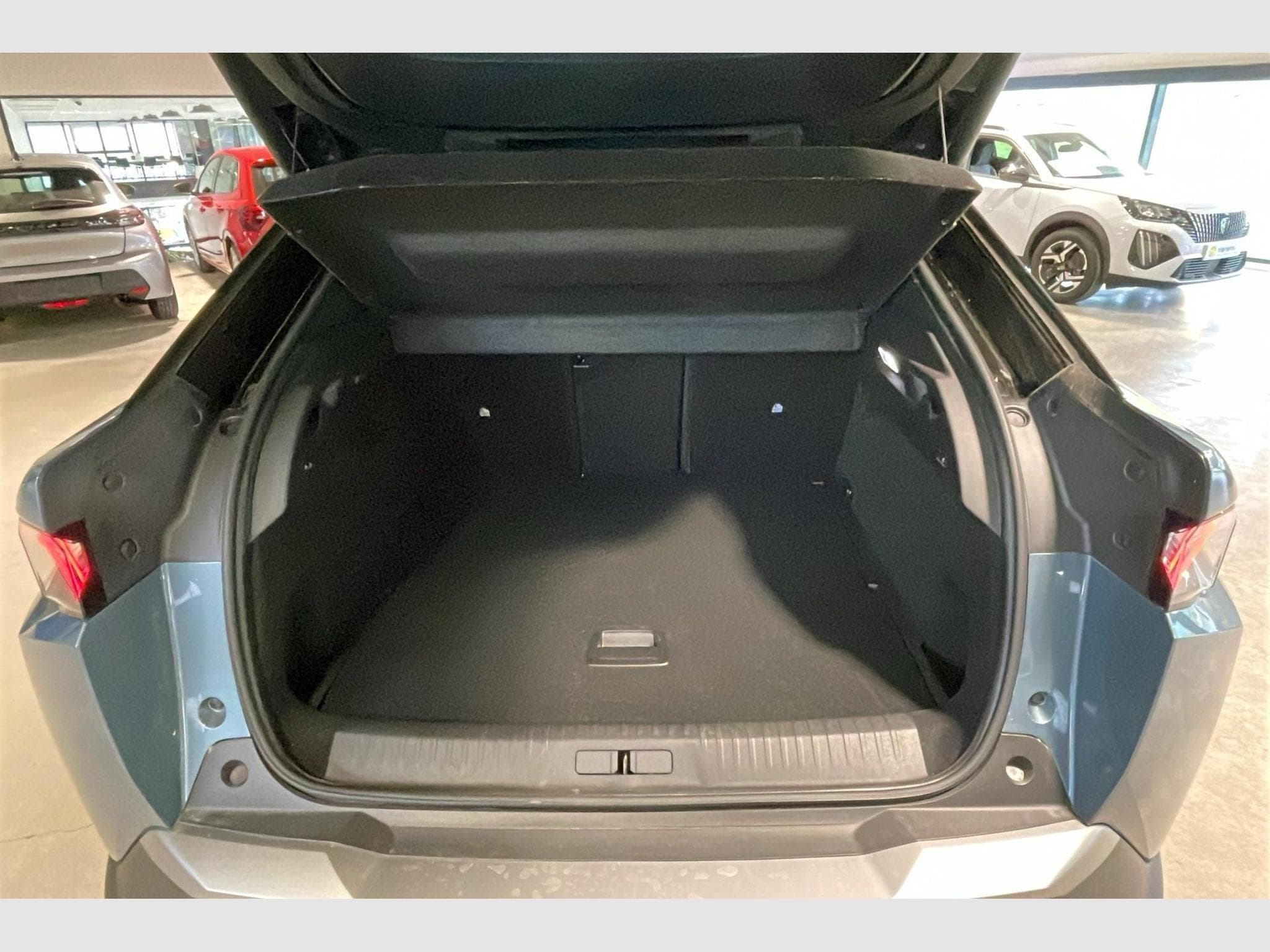 Peugeot 3008 Hybrid 145 e-DCS6 GT (2025) - Foto 13