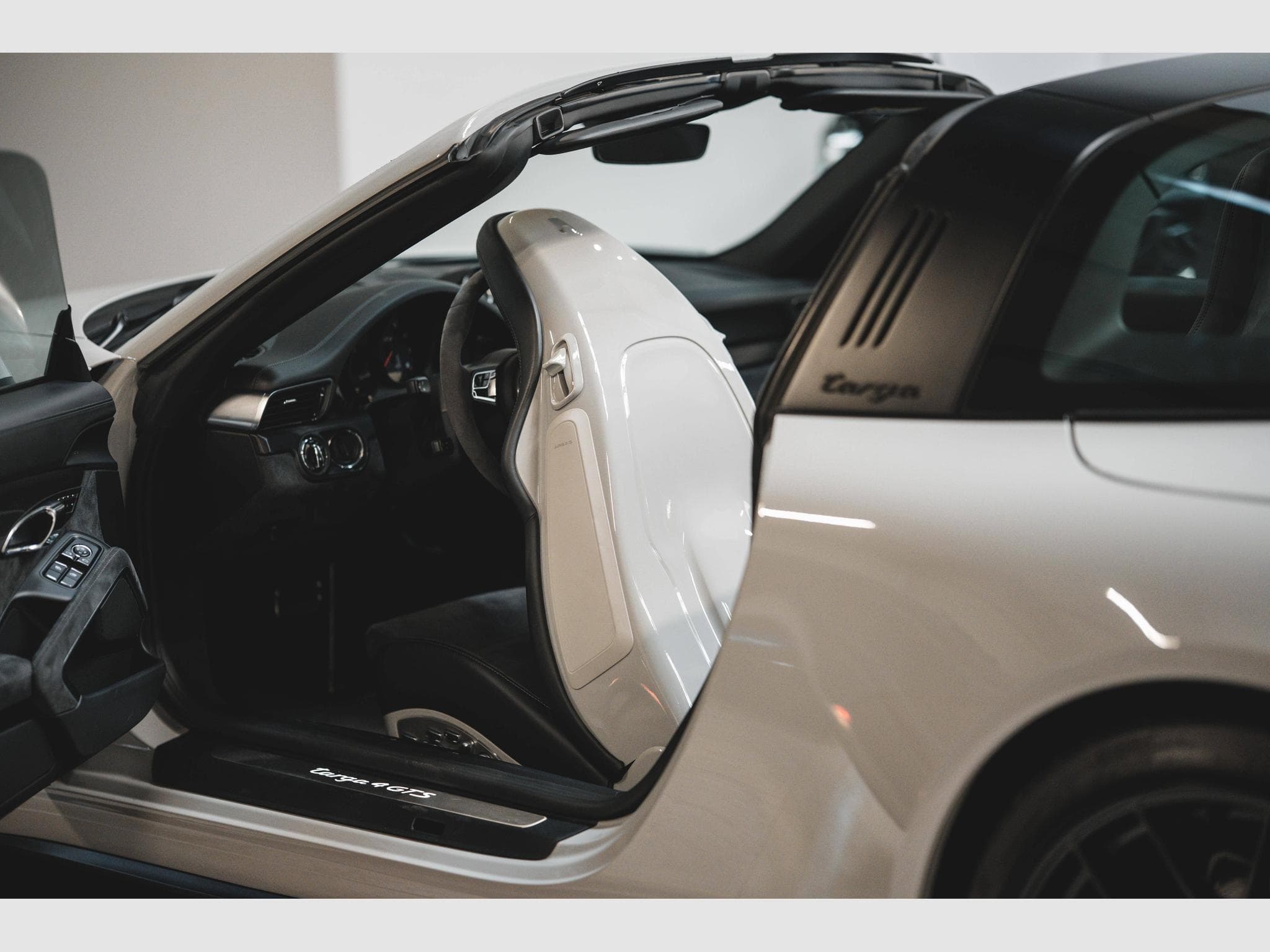 Porsche 911 Targa 4 GTS Gris Craie Rare – 1ère Main – Porsche Approved (2018) - Photo 43