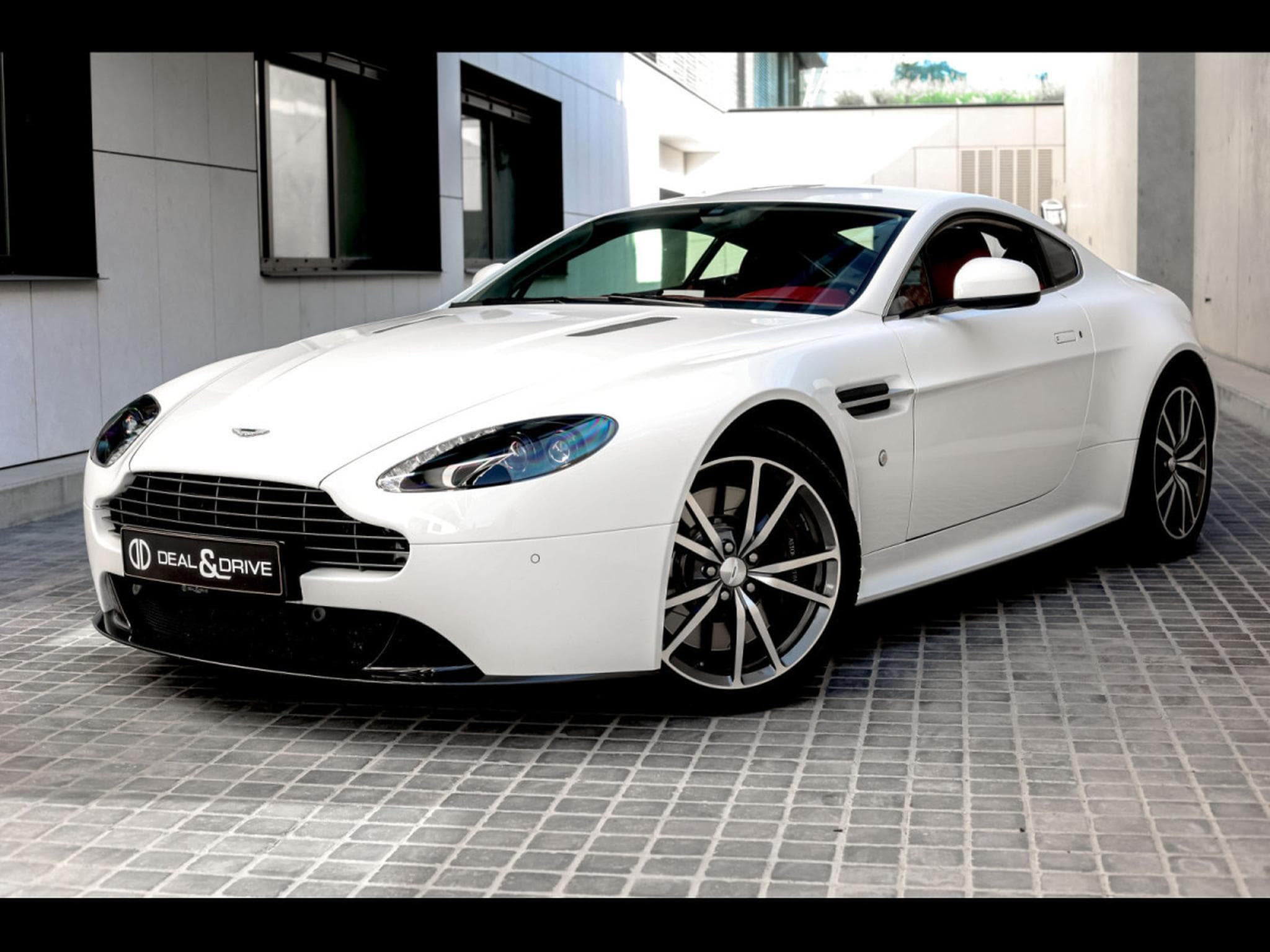 Aston-Martin V8 Vantage COUPE SPORTSHIFT II - STRATUS WHITE METALLIC (2017) - Foto 1