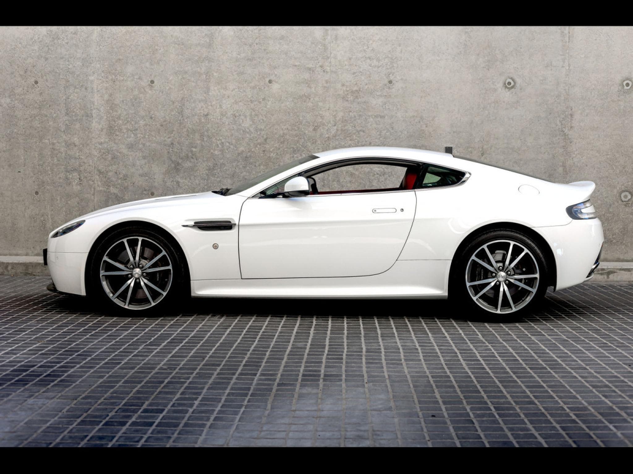 Aston-Martin V8 Vantage COUPE SPORTSHIFT II - STRATUS WHITE METALLIC (2017) - Foto 2