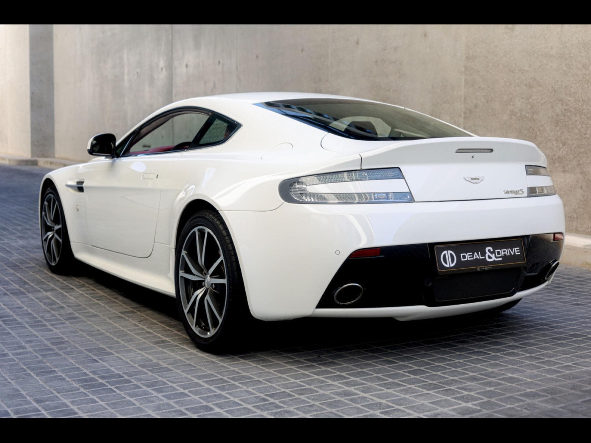 Aston-Martin V8 Vantage COUPE SPORTSHIFT II - STRATUS WHITE METALLIC (2017) - Foto 3