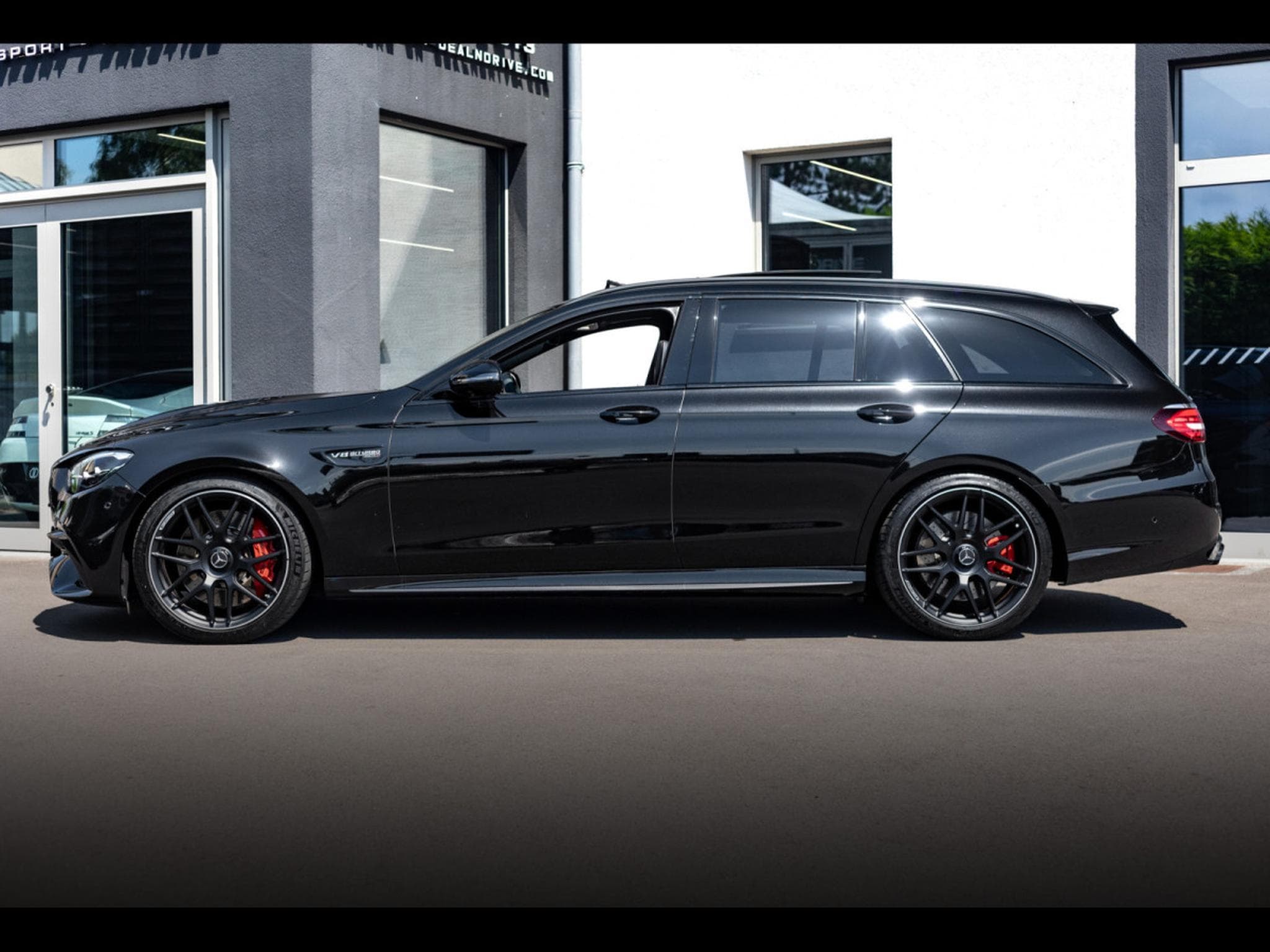 Mercedes E 63 AMG S T-MODELL (612 CH) - CARBON PACKAGE - OBSIDIAN BLACK METALL (2023) - Foto 2