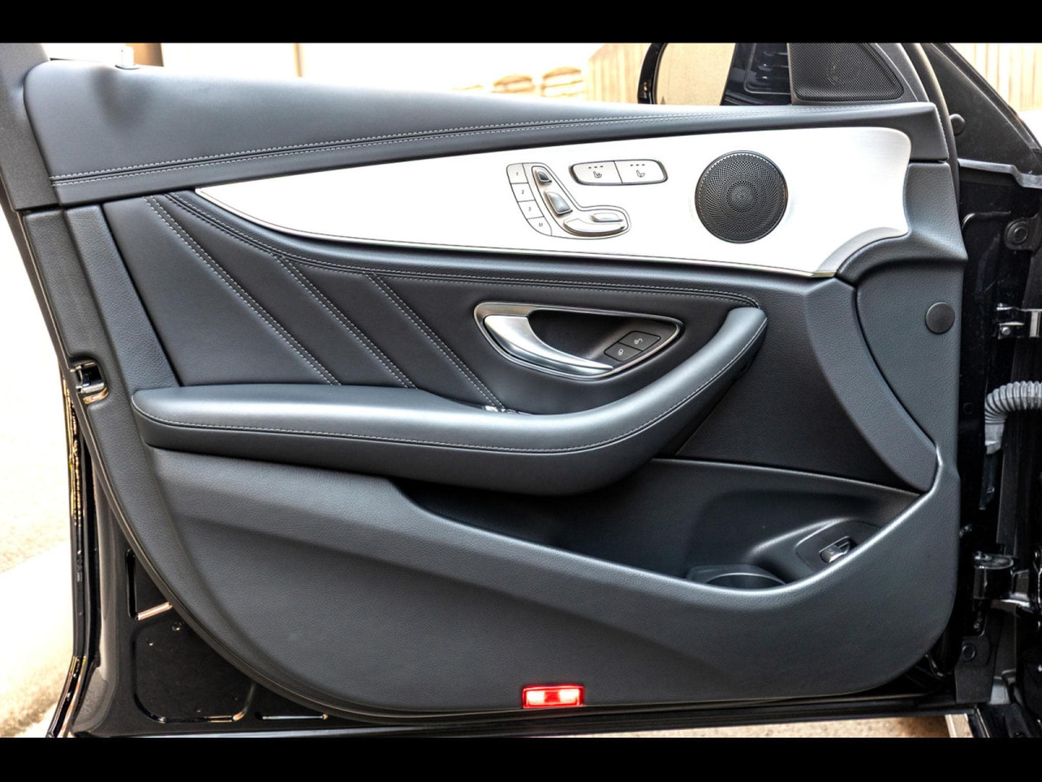 Mercedes E 63 AMG S T-MODELL (612 CH) - CARBON PACKAGE - OBSIDIAN BLACK METALL (2023) - Foto 10