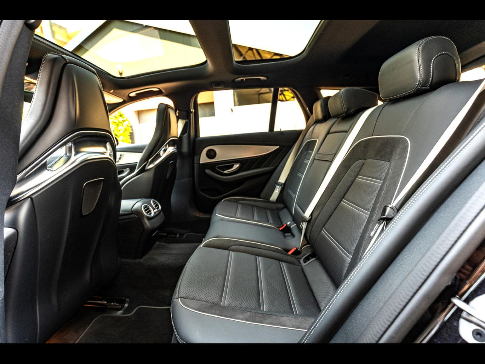 Mercedes E 63 AMG S T-MODELL (612 CH) - CARBON PACKAGE - OBSIDIAN BLACK METALL (2023) - Foto 14