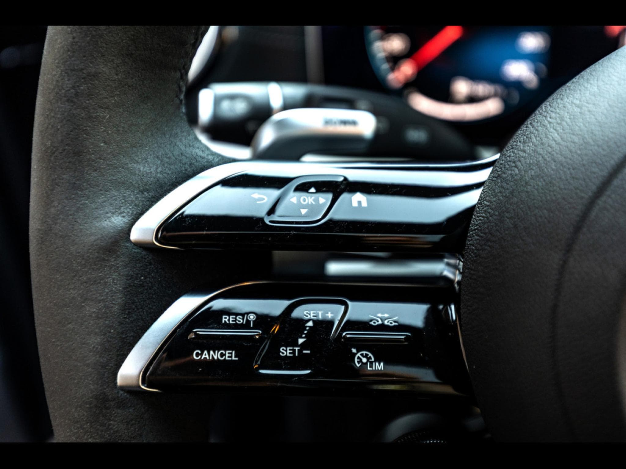 Mercedes E 63 AMG S T-MODELL (612 CH) - CARBON PACKAGE - OBSIDIAN BLACK METALL (2023) - Foto 19