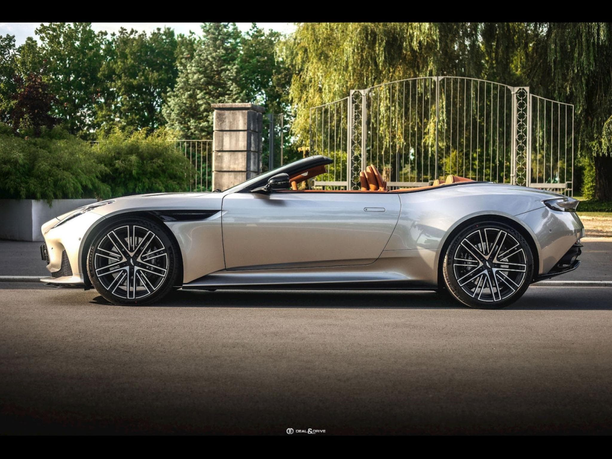 Aston-Martin DB12 VOLANTE 4.0 V8 680 CH - SPIRIT SILVER METALLIC - FULL PPF (2024) - Photo 2