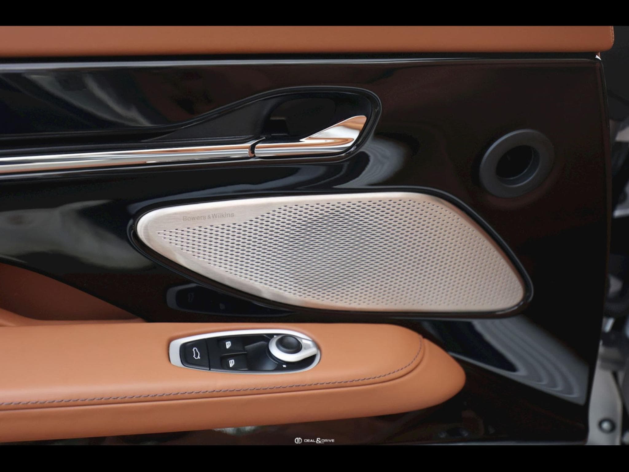 Aston-Martin DB12 VOLANTE 4.0 V8 680 CH - SPIRIT SILVER METALLIC - FULL PPF (2024) - Photo 19