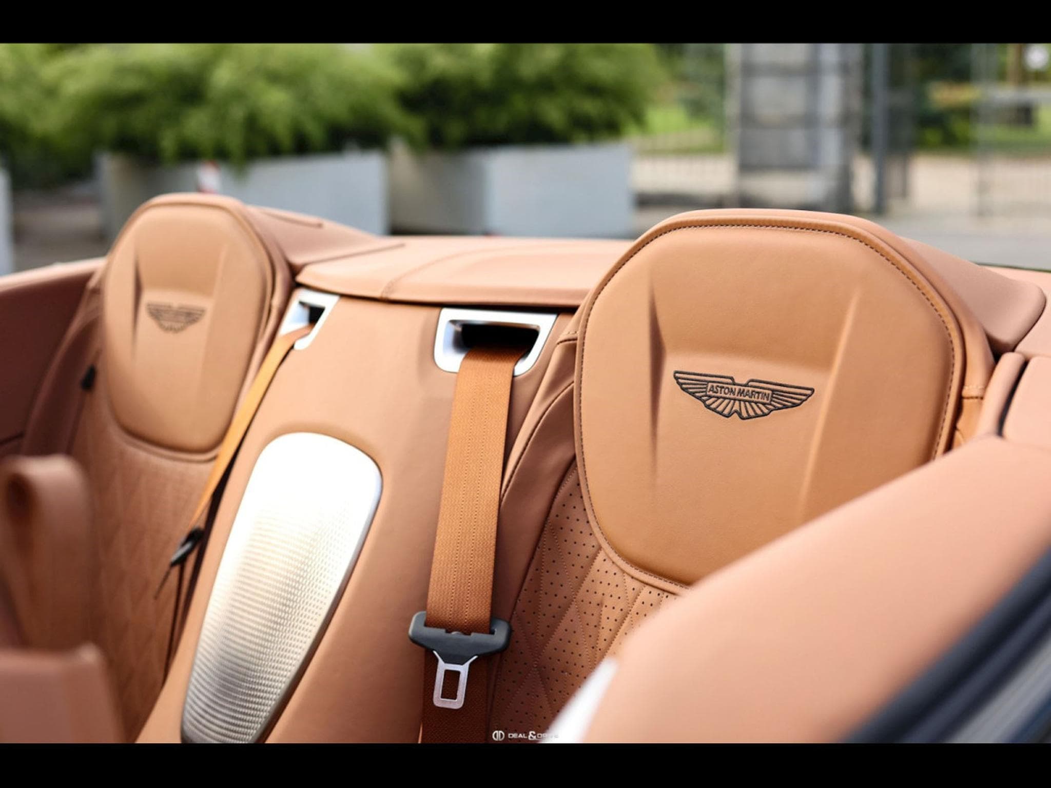 Aston-Martin DB12 VOLANTE 4.0 V8 680 CH - SPIRIT SILVER METALLIC - FULL PPF (2024) - Photo 17