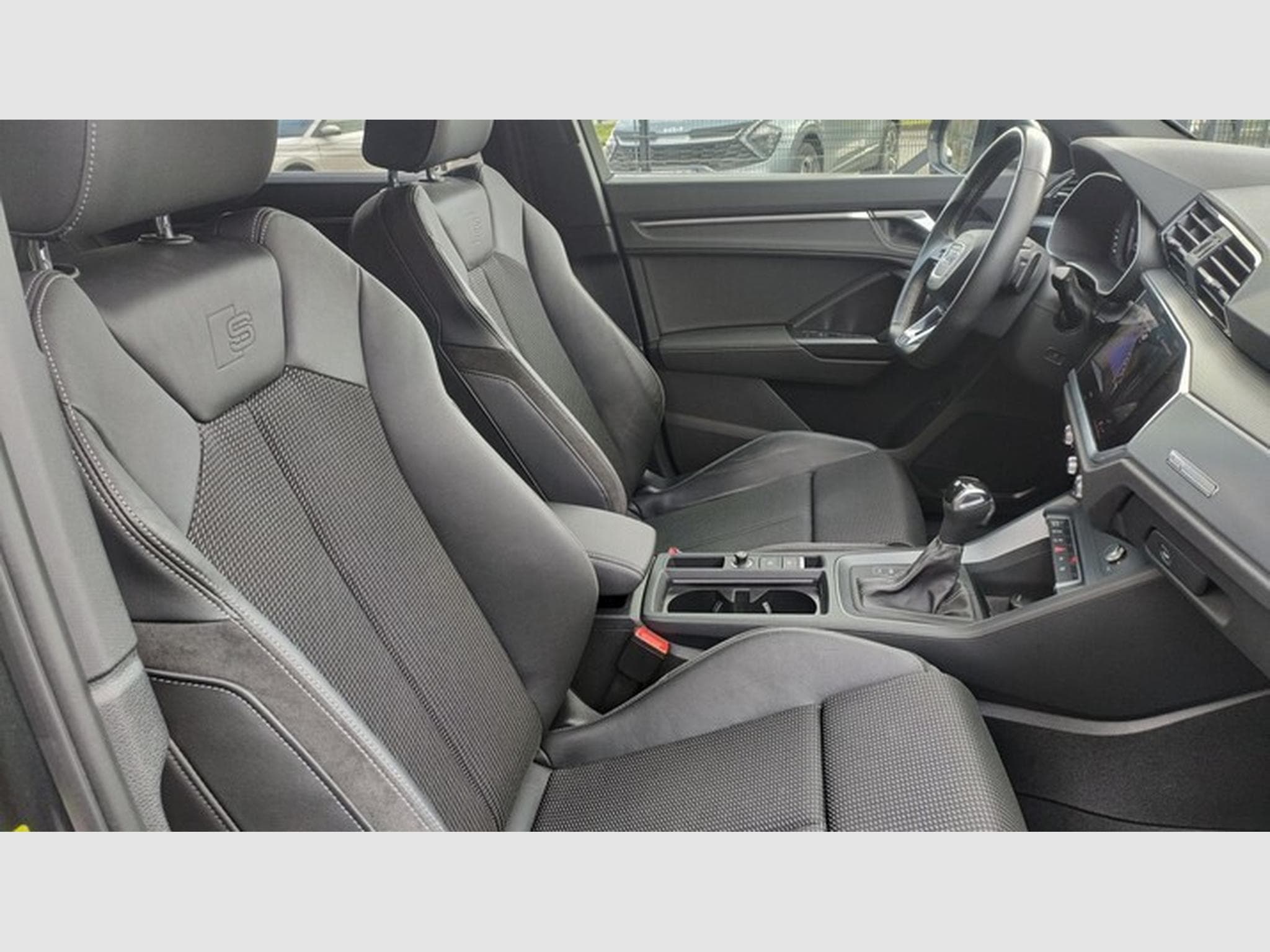 Audi Q3 35 TDI 150 S TRONIC 7 S LINE (2020) - Photo 4