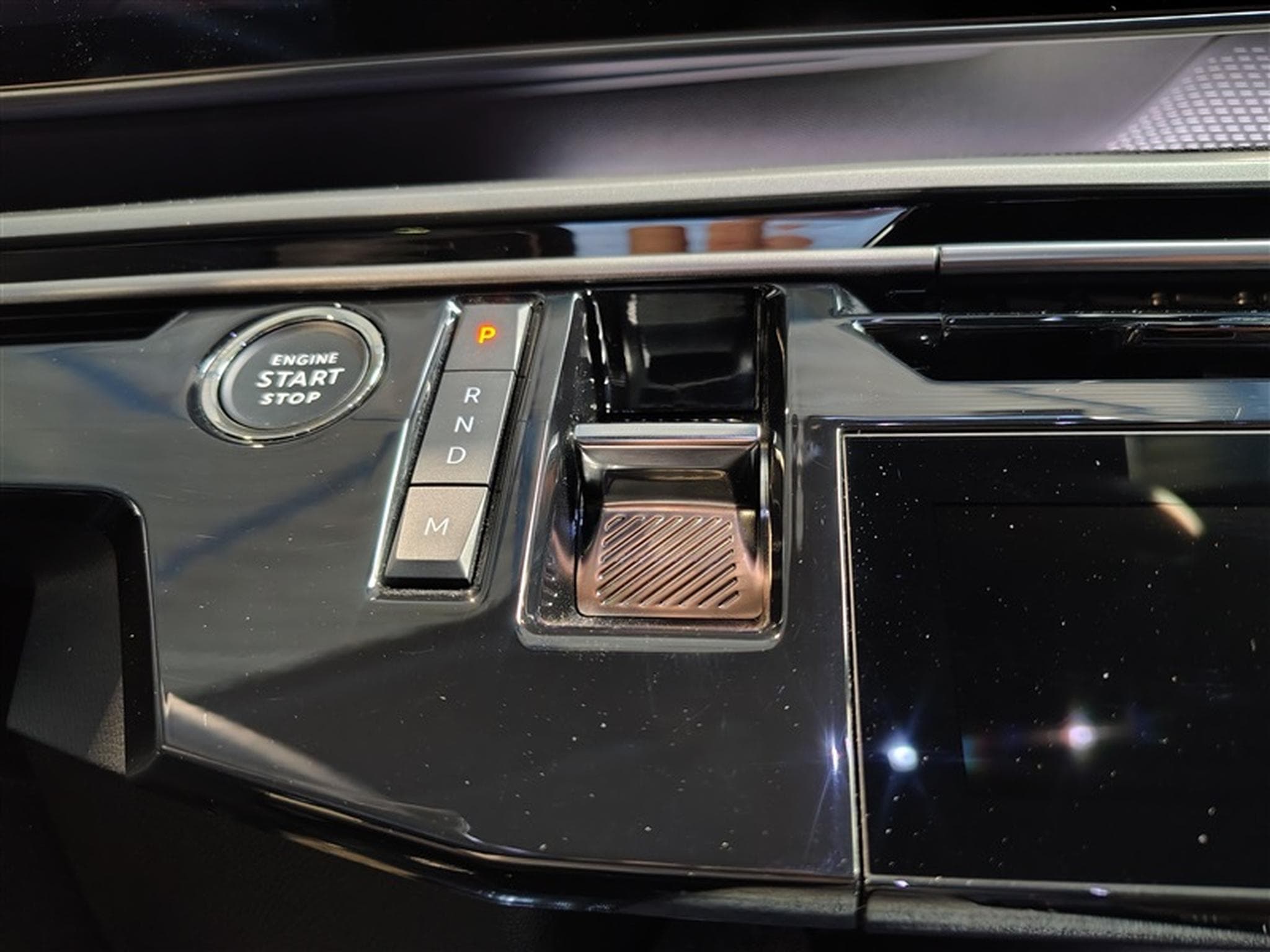 Peugeot 3008 1.2 HYBRID 145cv e-DSC6 GT NAVI / FULL LED / PANO / CAMERA (2025) - Foto 12
