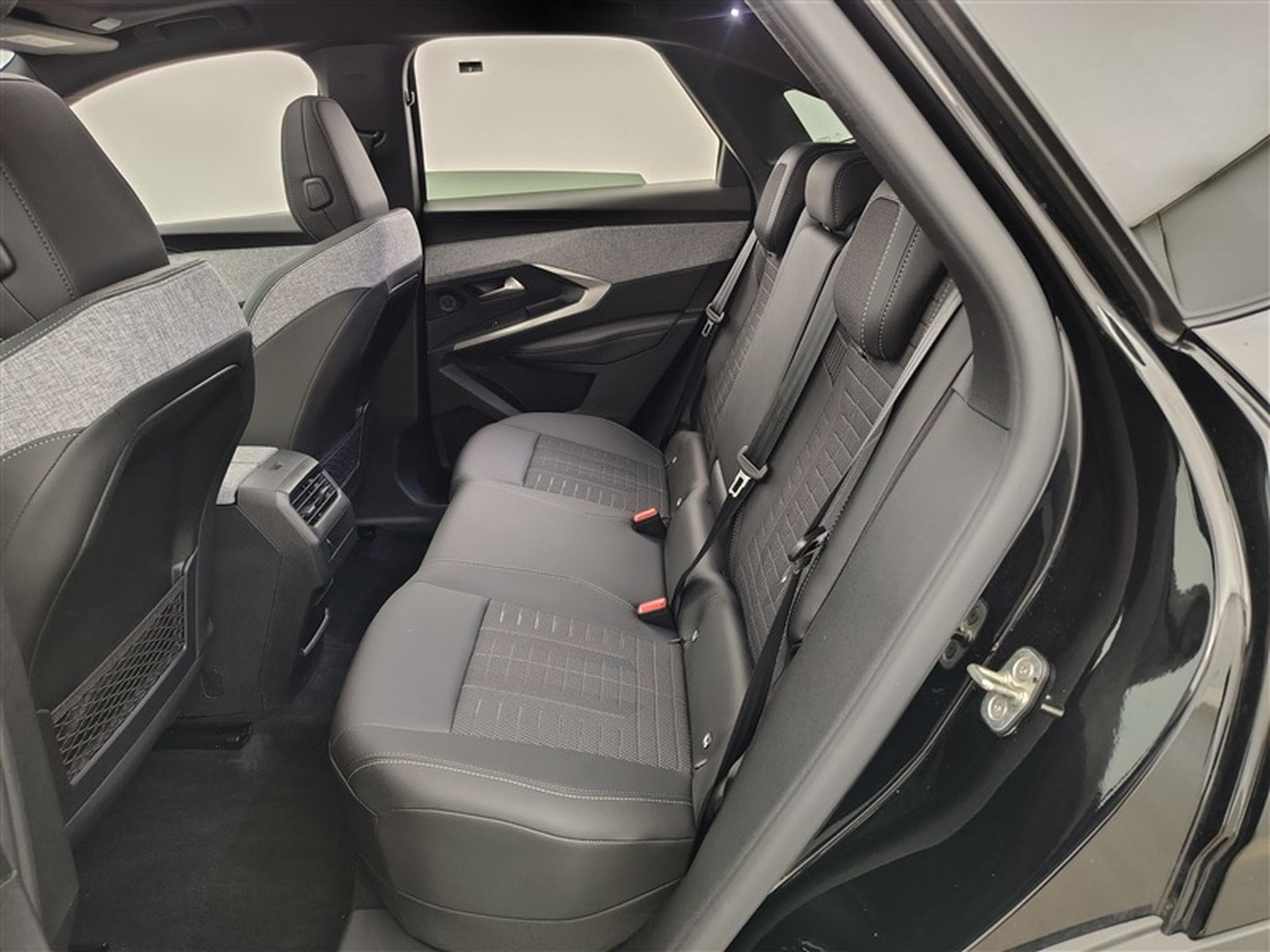 Peugeot 3008 1.2 HYBRID 145cv e-DSC6 GT NAVI / FULL LED / PANO / CAMERA (2025) - Foto 13