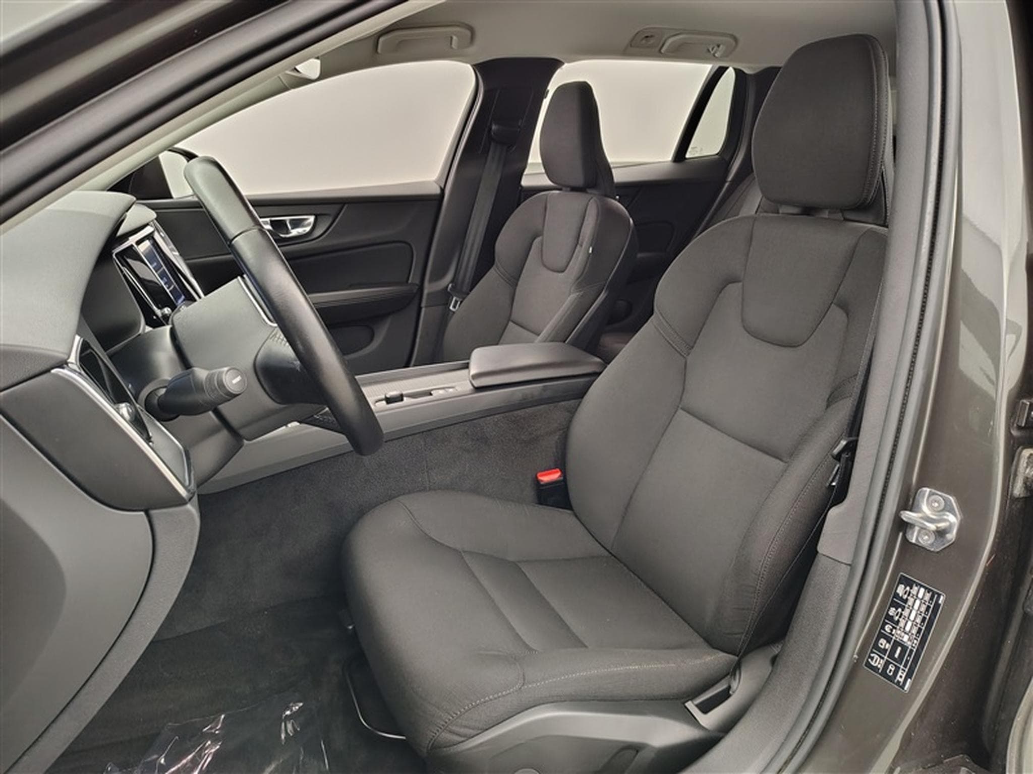 Volvo V60 2.0 D3 Geartronic Business Edition NAVI / FULL LED / CAMERA (2020) - Photo 7