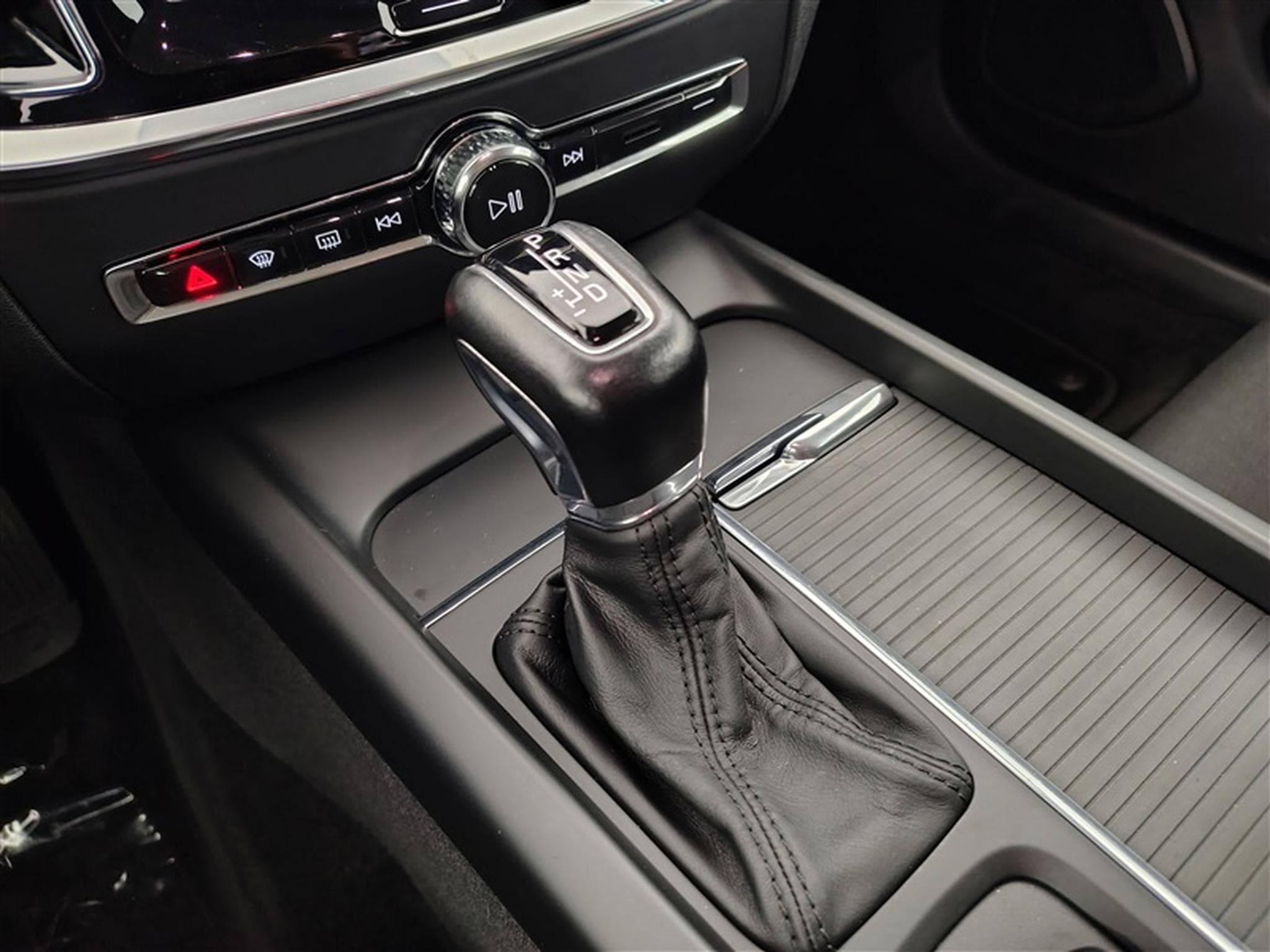 Volvo V60 2.0 D3 Geartronic Business Edition NAVI / FULL LED / CAMERA (2020) - Photo 12