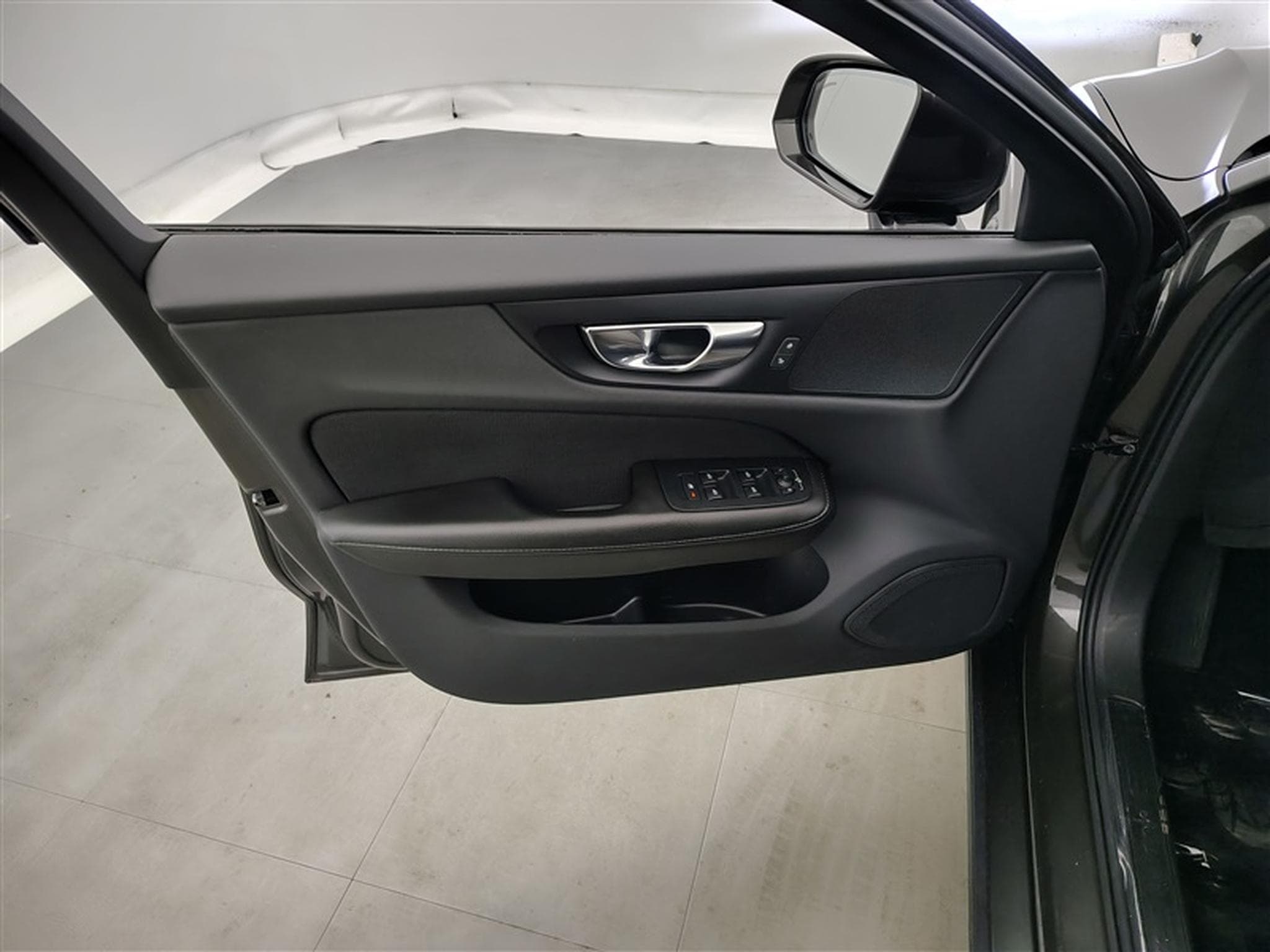 Volvo V60 2.0 D3 Geartronic Business Edition NAVI / FULL LED / CAMERA (2020) - Photo 17