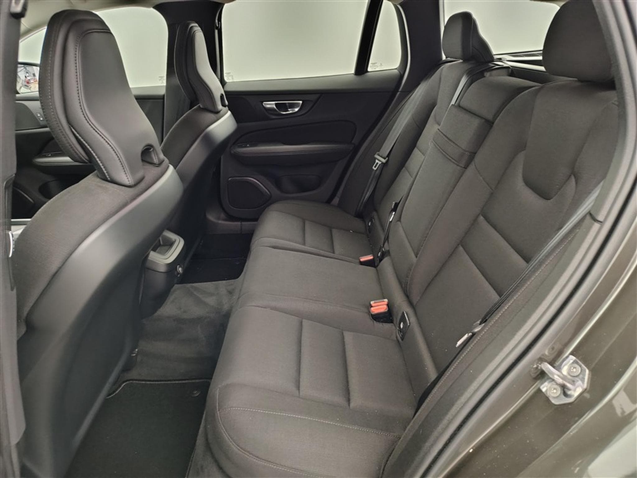 Volvo V60 2.0 D3 Geartronic Business Edition NAVI / FULL LED / CAMERA (2020) - Photo 13