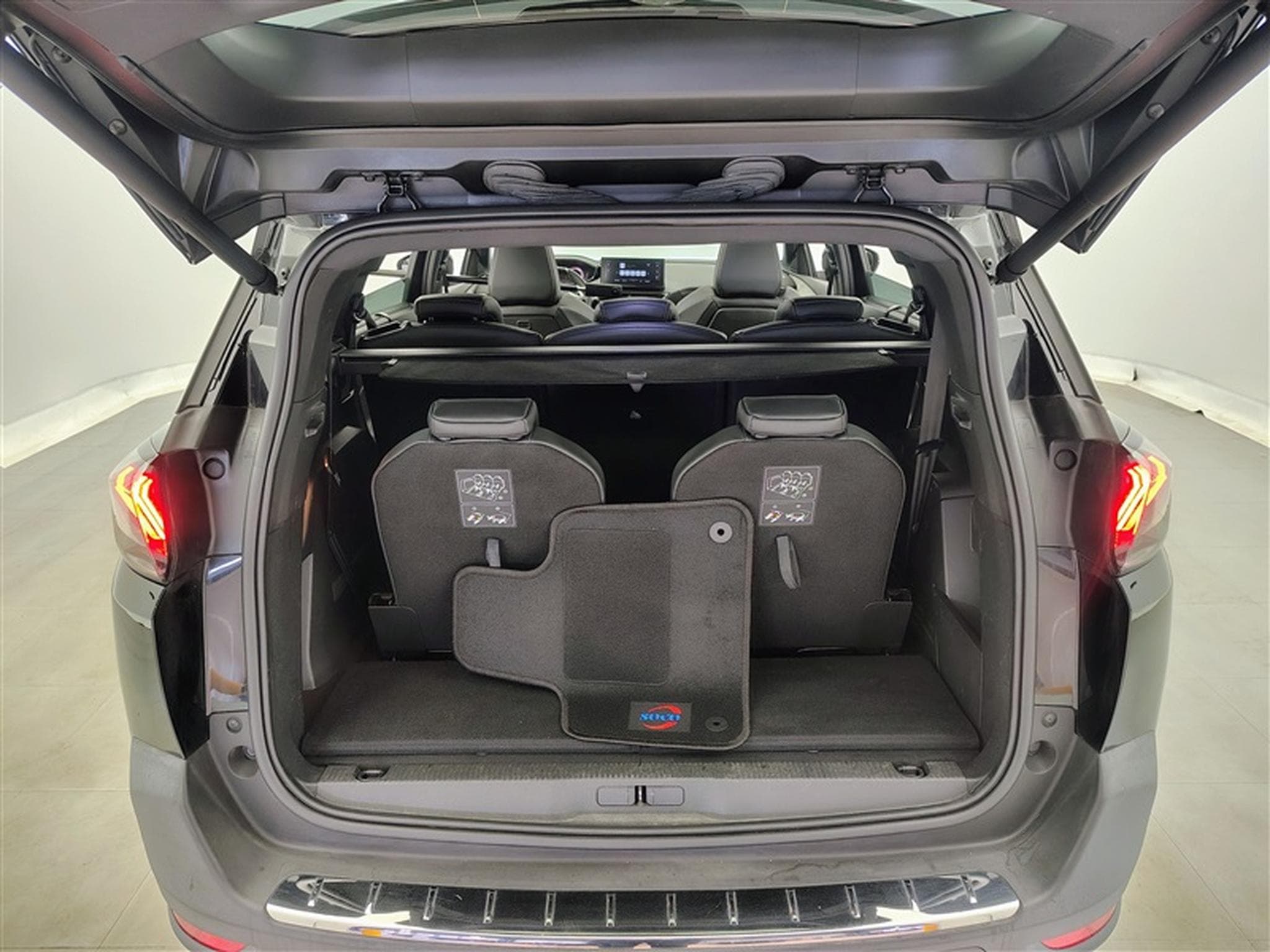 Peugeot 5008 1.2 PureTech 130Cv EAT8 GT NAVI / TO PANO (2021) - Photo 14