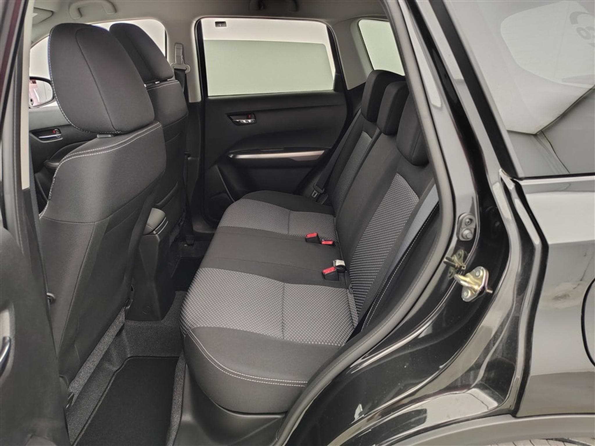 Suzuki Vitara 1.4 Turbo 110cv AT6 GL+ NAVI / FULL LED / CAMERA / KEYLESS (2026) - Photo 13