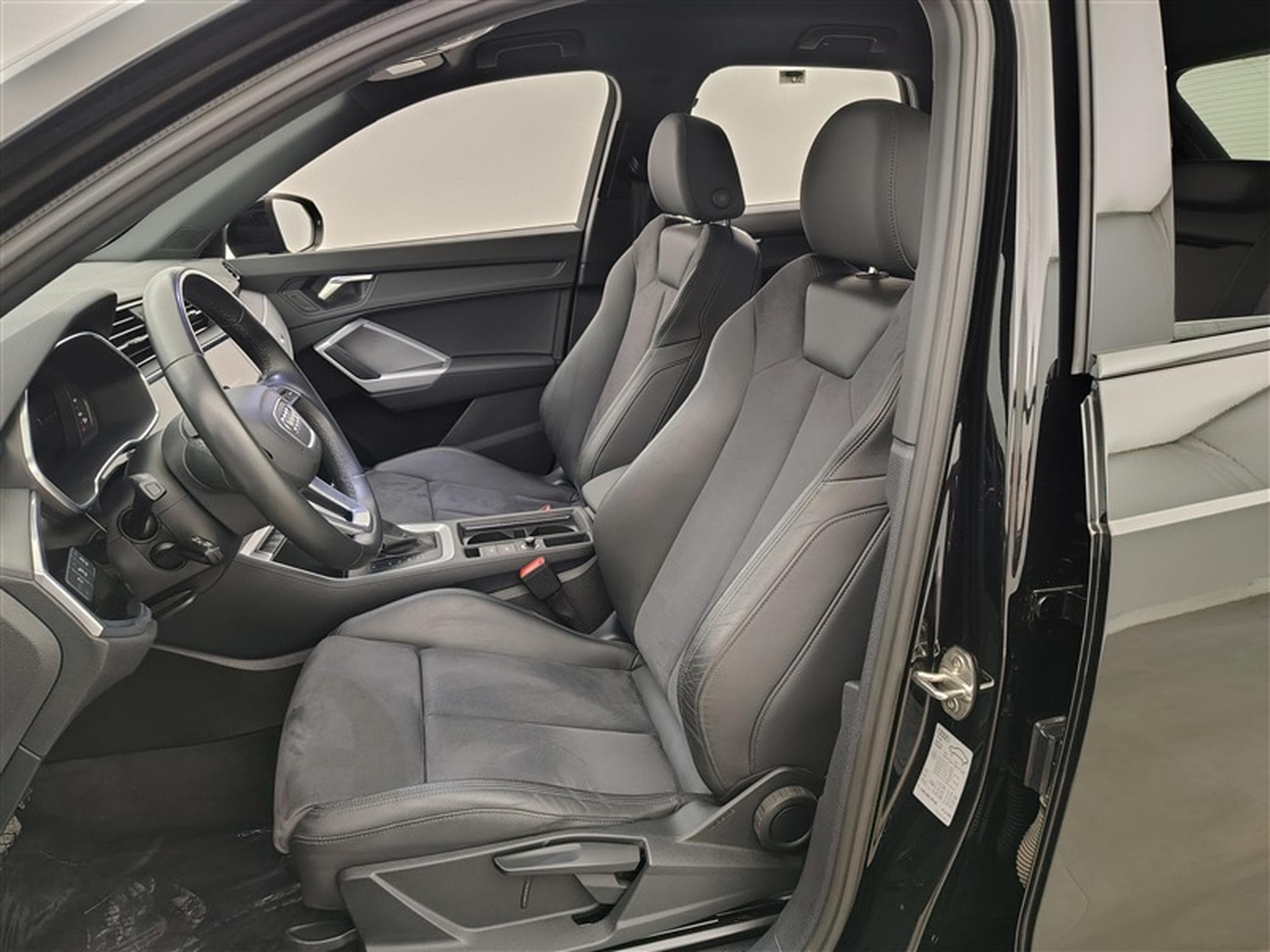 Audi Q3 35 TFSI S-line **NAVI/CAM/ALCANTARA/AUTO** (2023) - Foto 7