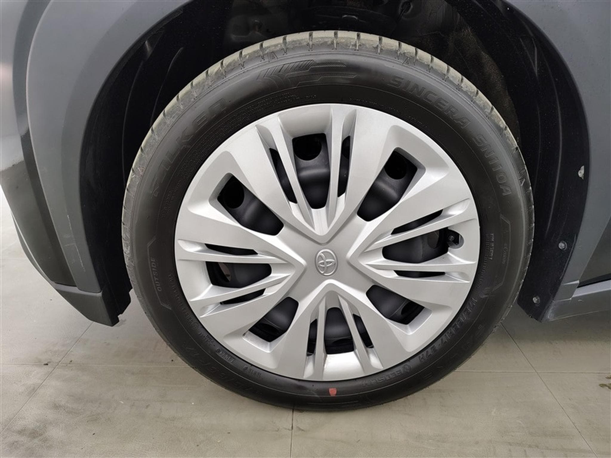 Toyota Aygo 1.0i VVT-i Play CARPLAY / CAMERA (2024) - Foto 6