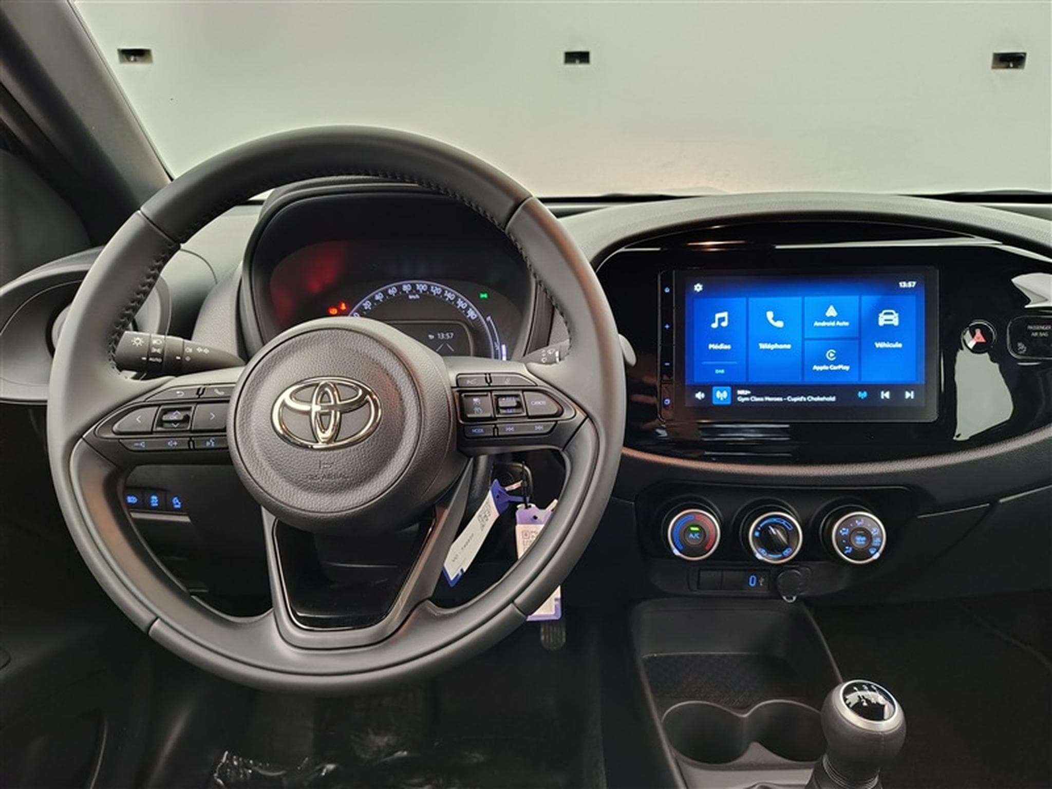 Toyota Aygo 1.0i VVT-i Play CARPLAY / CAMERA (2024) - Foto 9
