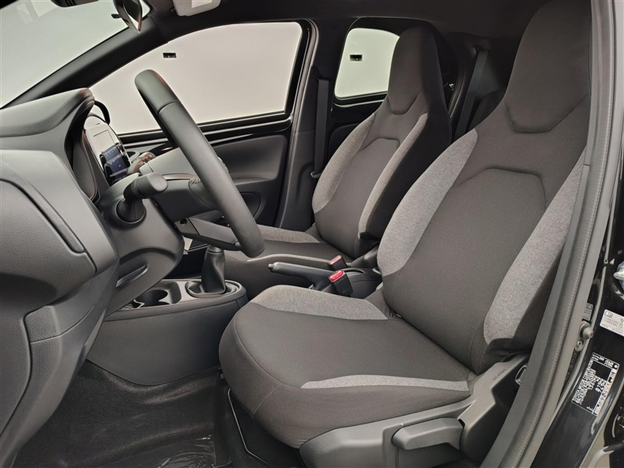Toyota Aygo 1.0i VVT-i Play CARPLAY / CAMERA (2024) - Foto 7