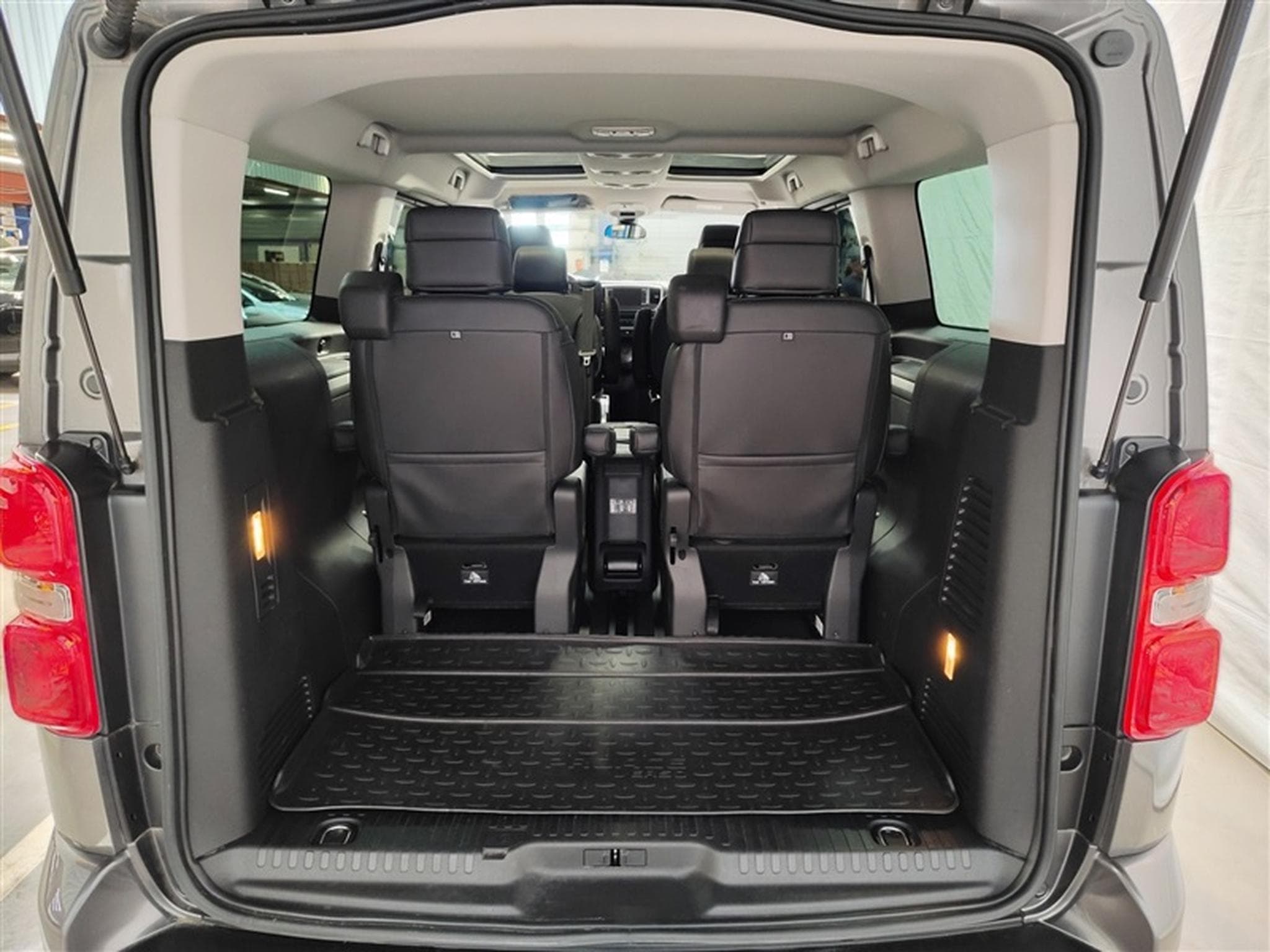 Toyota Proace Auto VIP 6 Pl LONG Cuir / Navi CarPlay / PDC / Caméra /... (2024) - Foto 16