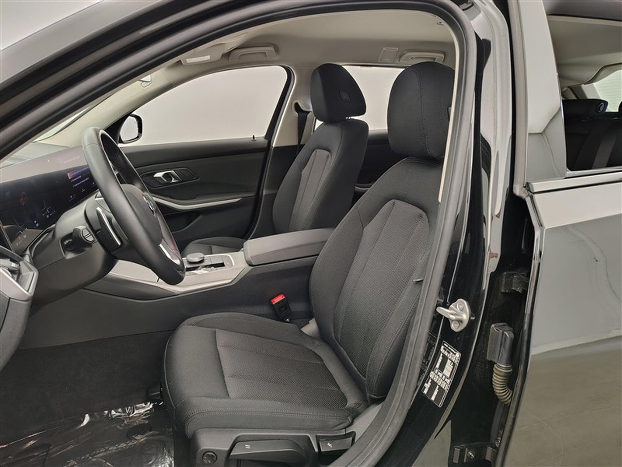 BMW 318 318iA Touring  Navi Cockpit / Led / PDC av+ar (2024) - Foto 7