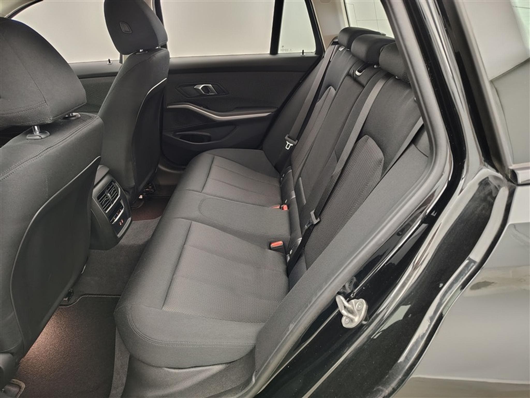 BMW 318 318iA Touring  Navi Cockpit / Led / PDC av+ar (2024) - Foto 13