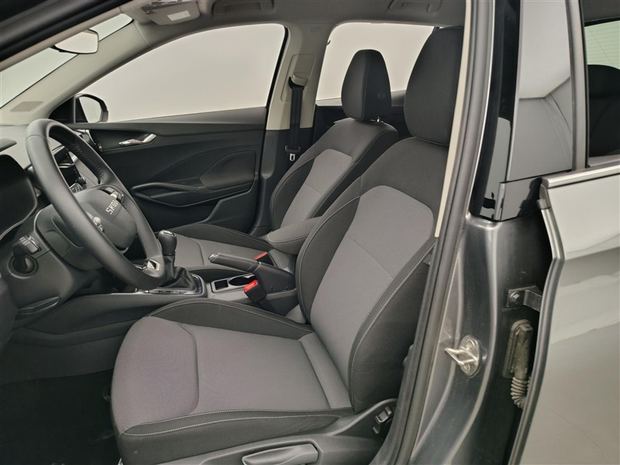 Skoda Fabia 1.0 TSI 95cv Selection CARPLAY / FULL LED / PDC AR / JA 15" (2025) - Foto 7